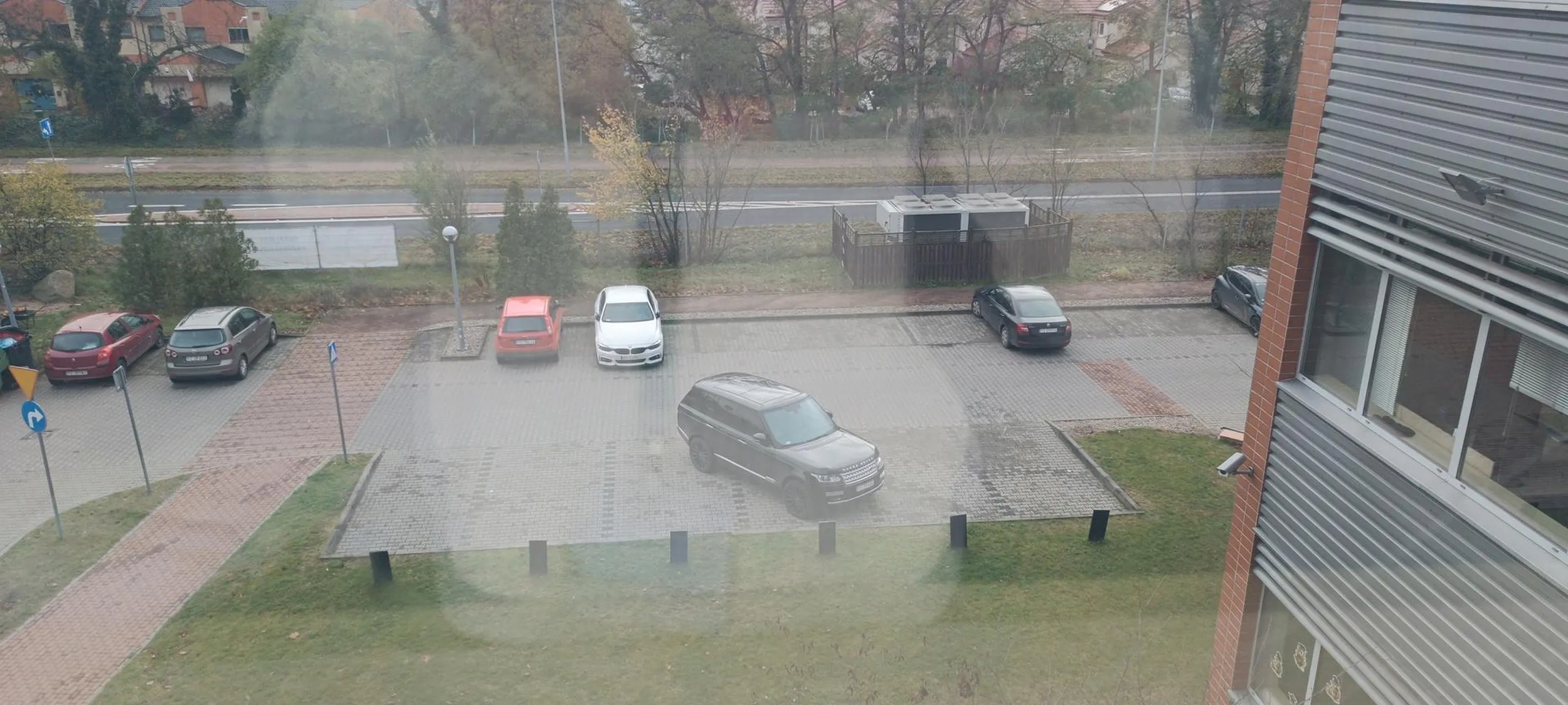 Przydałaby się lekcja parkowania. Wielkość auta proporcjonalna do kompleksu