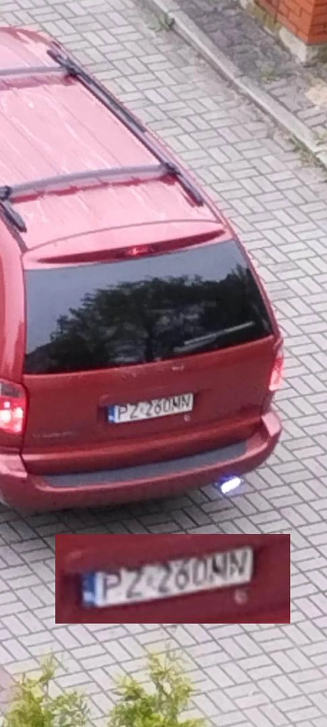 Kolejny LAMUS, który zostawił auto na parkingu przed basenem Szkoły Podstawowej nr 9 na ul. Kilińskiego 27 w Zduńskiej Woli i zostawił auto zaparkowane na środku pomiędzy miejscami parkingowymi. Auto stało dobre 30 minut blokując wyjazd z miejsc parkingowych. Gdy wrócił do auta wyskoczył z tekstem do kobiet, które nie mogły wyjechać z parkingu: - No nie mogła Pani wyjechać ??? ____________ Ty lamusie z bordowego minivana PZ 260MN !!! Samochody to nie drony. Gdybyś tak zatarasował mój samochód zgłosiłbym sprawę na Policję GAMONIU !!! Król q....aaaa !!!