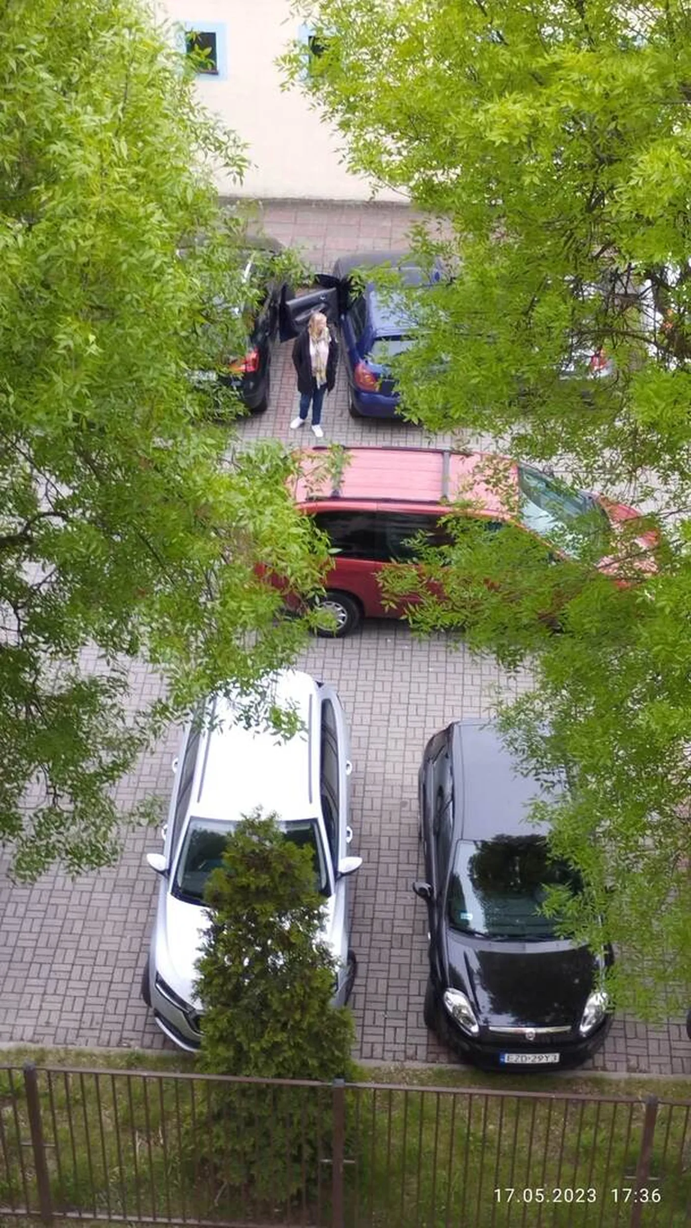 Kolejny LAMUS, który zostawił auto na parkingu przed basenem Szkoły Podstawowej nr 9 na ul. Kilińskiego 27 w Zduńskiej Woli i zostawił auto zaparkowane na środku pomiędzy miejscami parkingowymi. Auto stało dobre 30 minut blokując wyjazd z miejsc parkingowych. Gdy wrócił do auta wyskoczył z tekstem do kobiet, które nie mogły wyjechać z parkingu: - No nie mogła Pani wyjechać ??? ____________ Ty lamusie z bordowego minivana PZ 260MN !!! Samochody to nie drony. Gdybyś tak zatarasował mój samochód zgłosiłbym sprawę na Policję GAMONIU !!! Król q....aaaa !!!