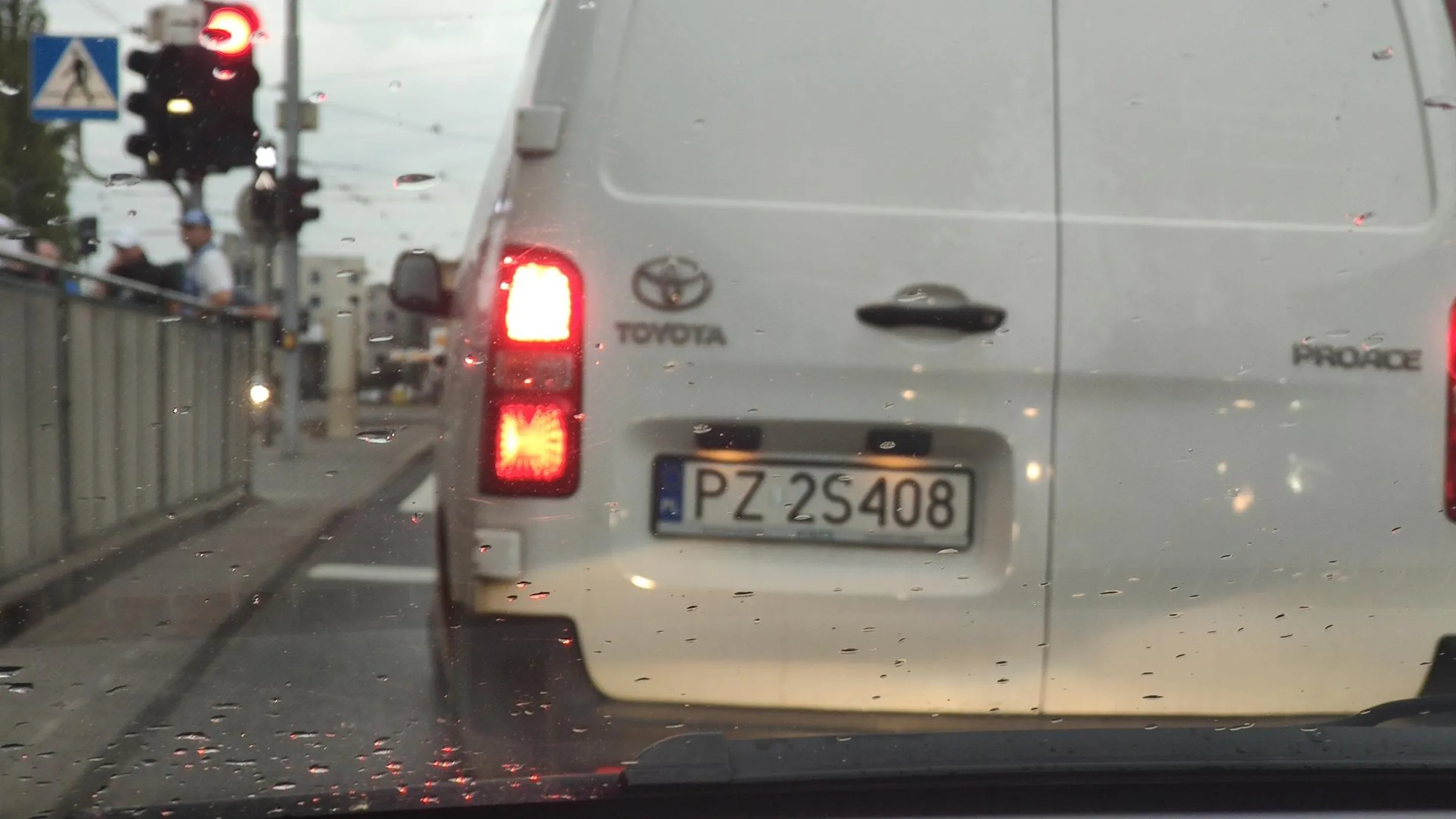 Serdeczny Pan w Toyocie blokował nieustannie lewy pas na hetmańskiej, poczynając niestworzone rzeczy hamując w nieoczywistych momentach. Jazda pokroju po alkoholu