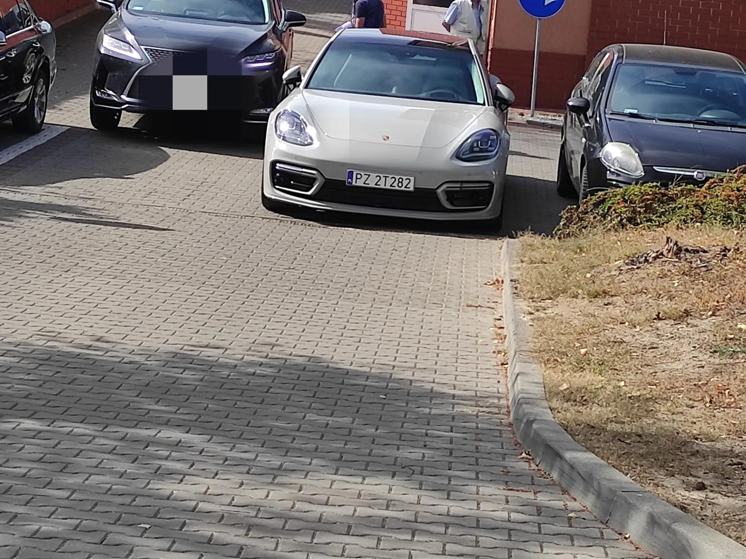 Trochę słabo tak blokować przejazd. Kawałek dalej było mnóstwo miejsc parkingowych.