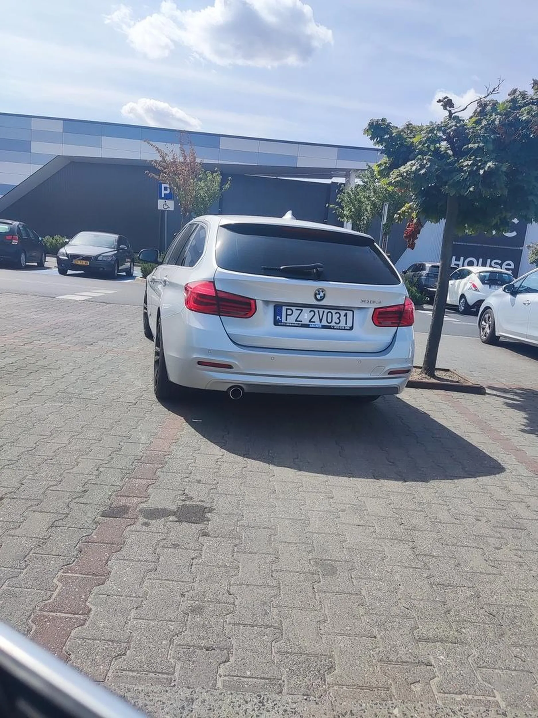 Jeśli myślicie, że ci co parkują na dwóch miejscach mają jakieś ubytki to prezentuję tę mistrzynię. Pani na moich oczach zaparkowała jednym samochodem na aż 4 miejscach parkingowych i wyszła z bombelkiem do sklepu. Obstawiam kilka wariantów: zbyt wysokie mniemanie o sobie, brak kultury osobistej albo prawo jazdy z chipsów. Może te 3 na raz