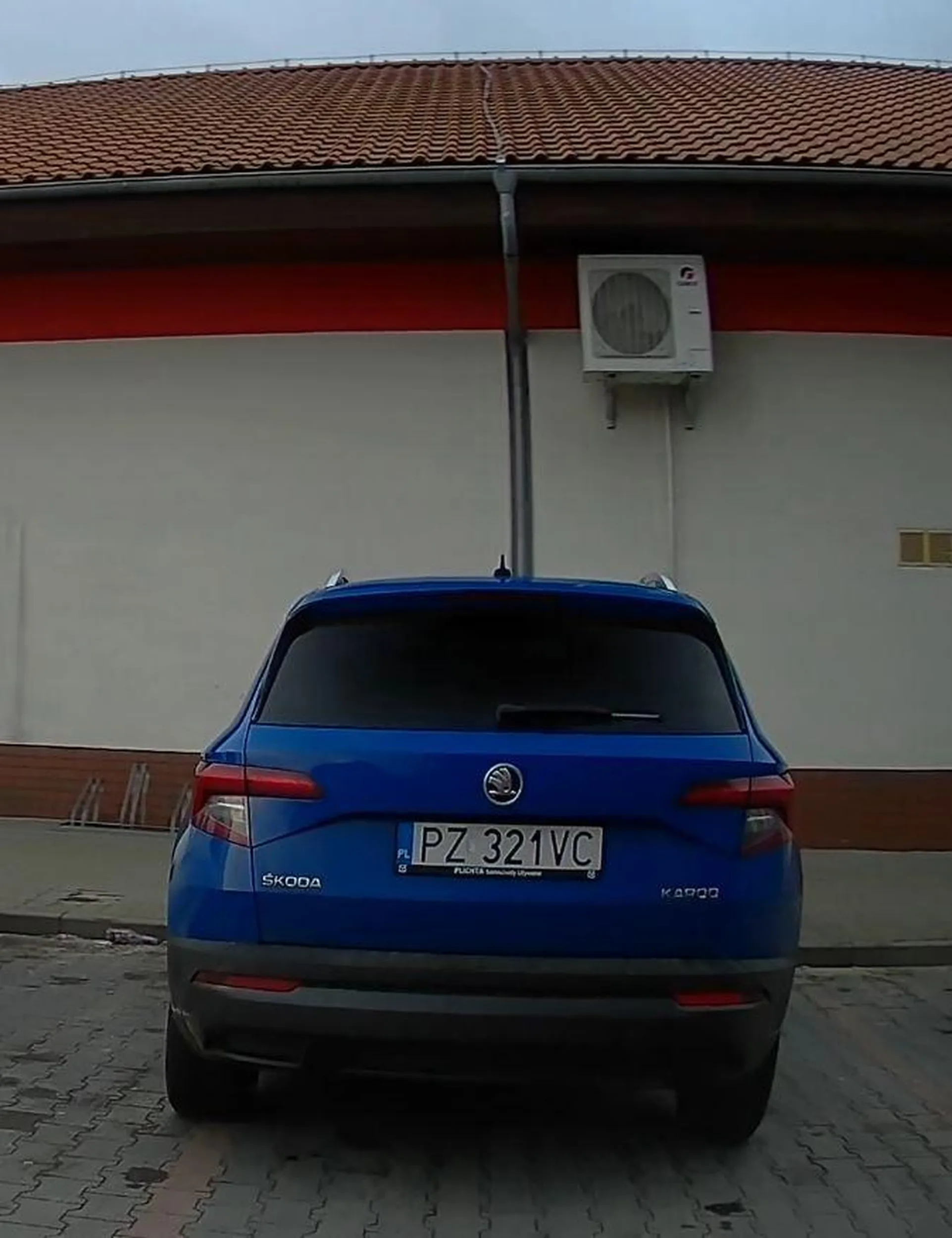 baba zostawia włączony silnik i sobie idzie w tym czasie na zakupy, gratuluję...