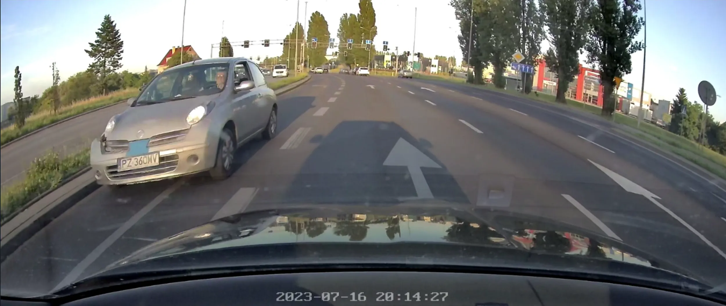 Kierowca w tym wieku powinien wybrać się na badanie. Poza jazdą uszkodzonym autem wjechał pod prąd na 4 pasmową drogę z ograniczeniem do 70/90 kmh.