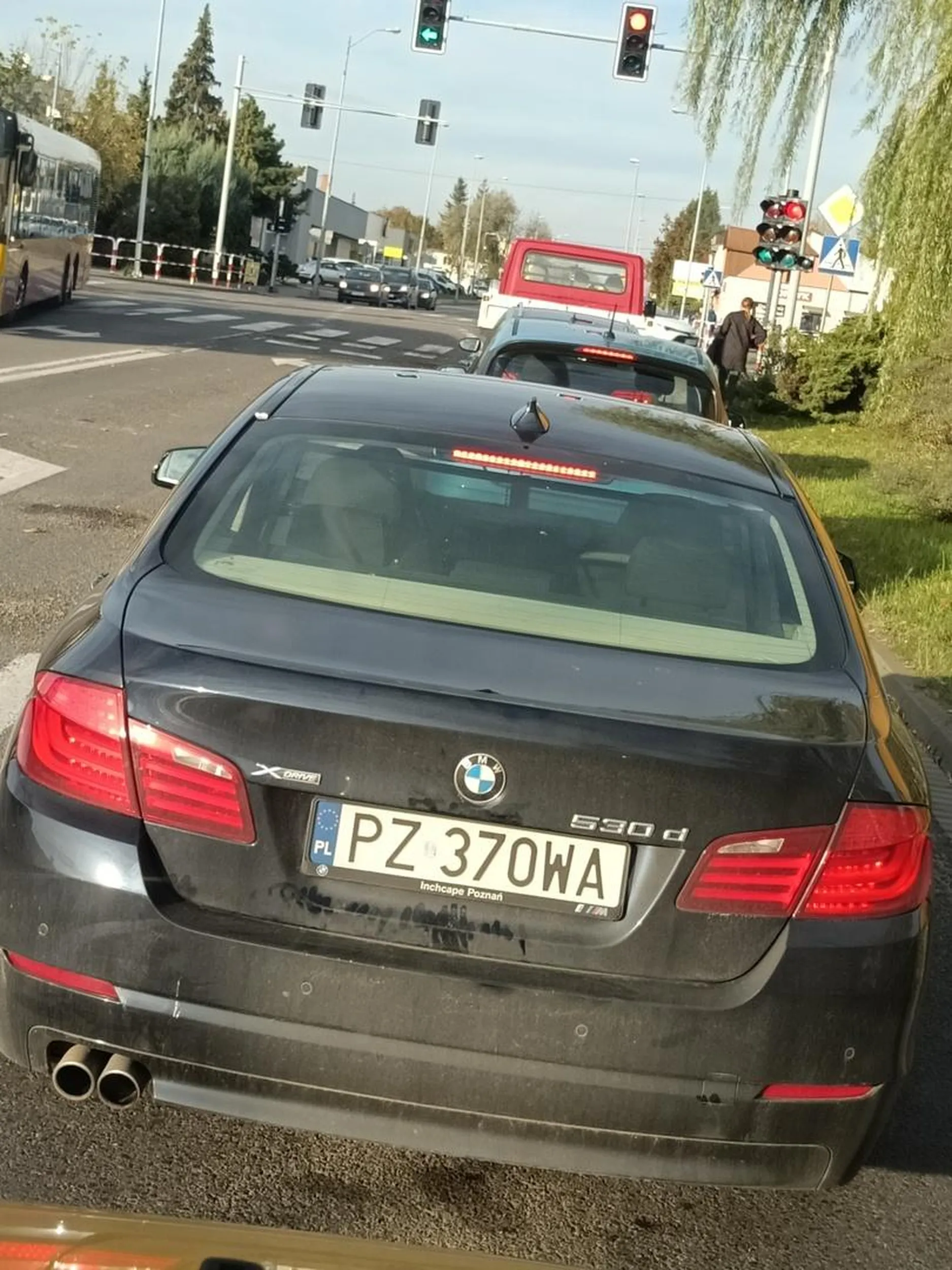 Może tak następnym razem się nie pchaj pod koła auta ciężarowego. Pamiętaj że większe auta nie hamują tak szybko jak osobowe. Kiedyś z własnej winy po wymuszeniu będziesz mieć inne auto w tylnim zderzaku