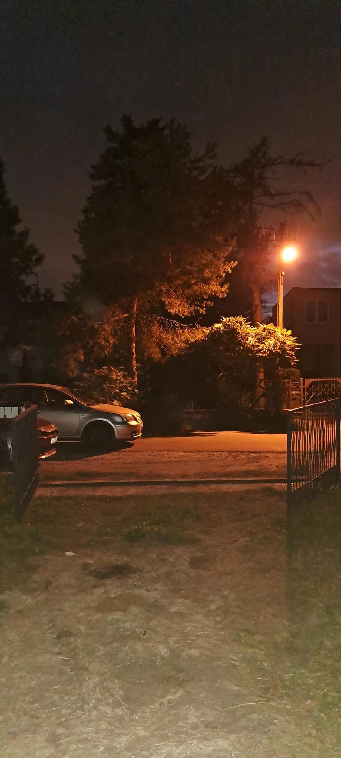 Ten parapet ma egoistyczne myślenie, byle sam zaparkował a potem niech go każdy omija, na nie dość że na drodze to jeszcze w kawałku bramy