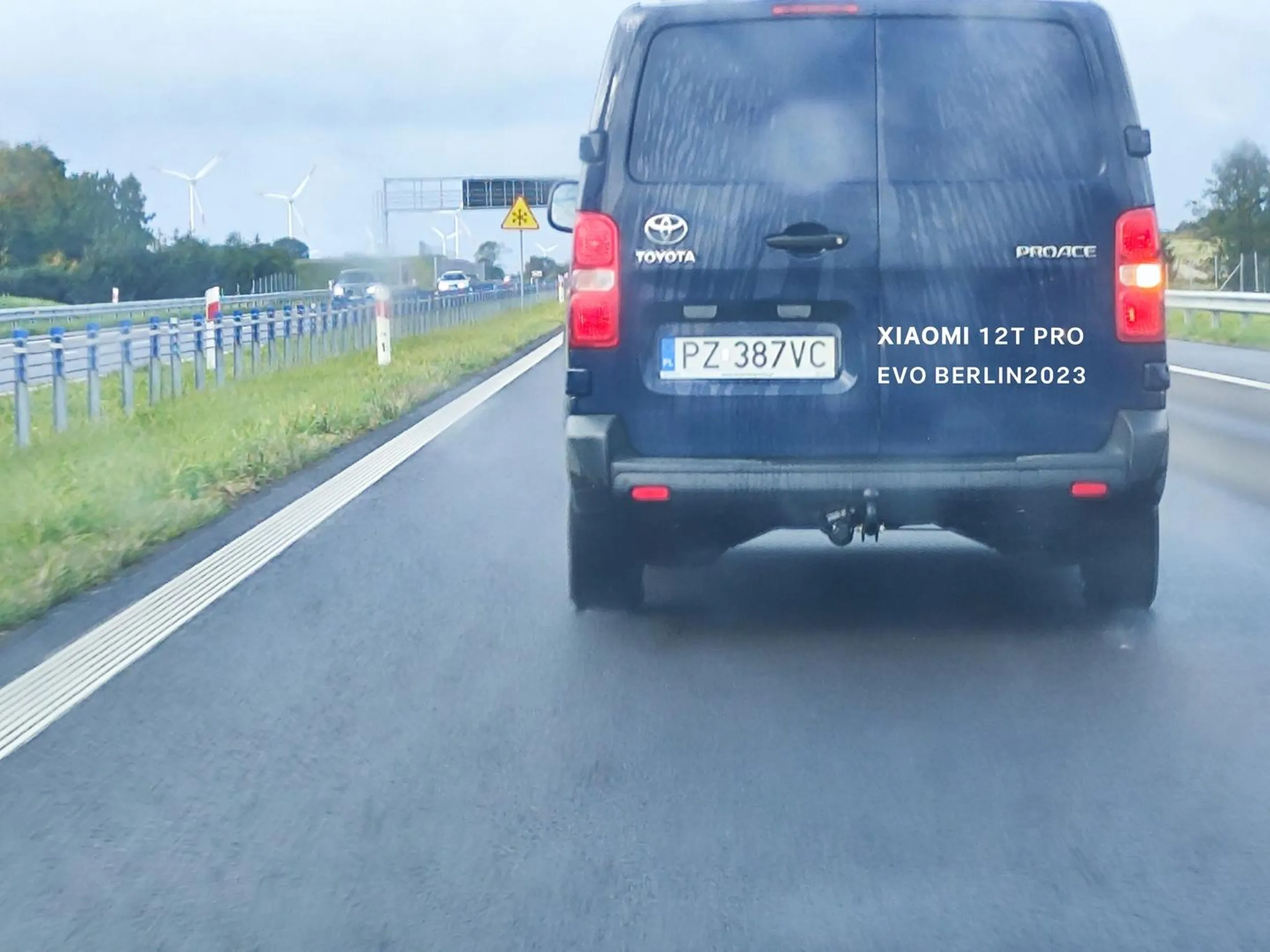 Wyprzedzał mnie prawym pasem gdzie było trzeba zwolnic że względu na roboty drogowe  i bylem zmuszony awaryjne hamować bo bym wpadł na barierkę energochłonna po lewej stronir