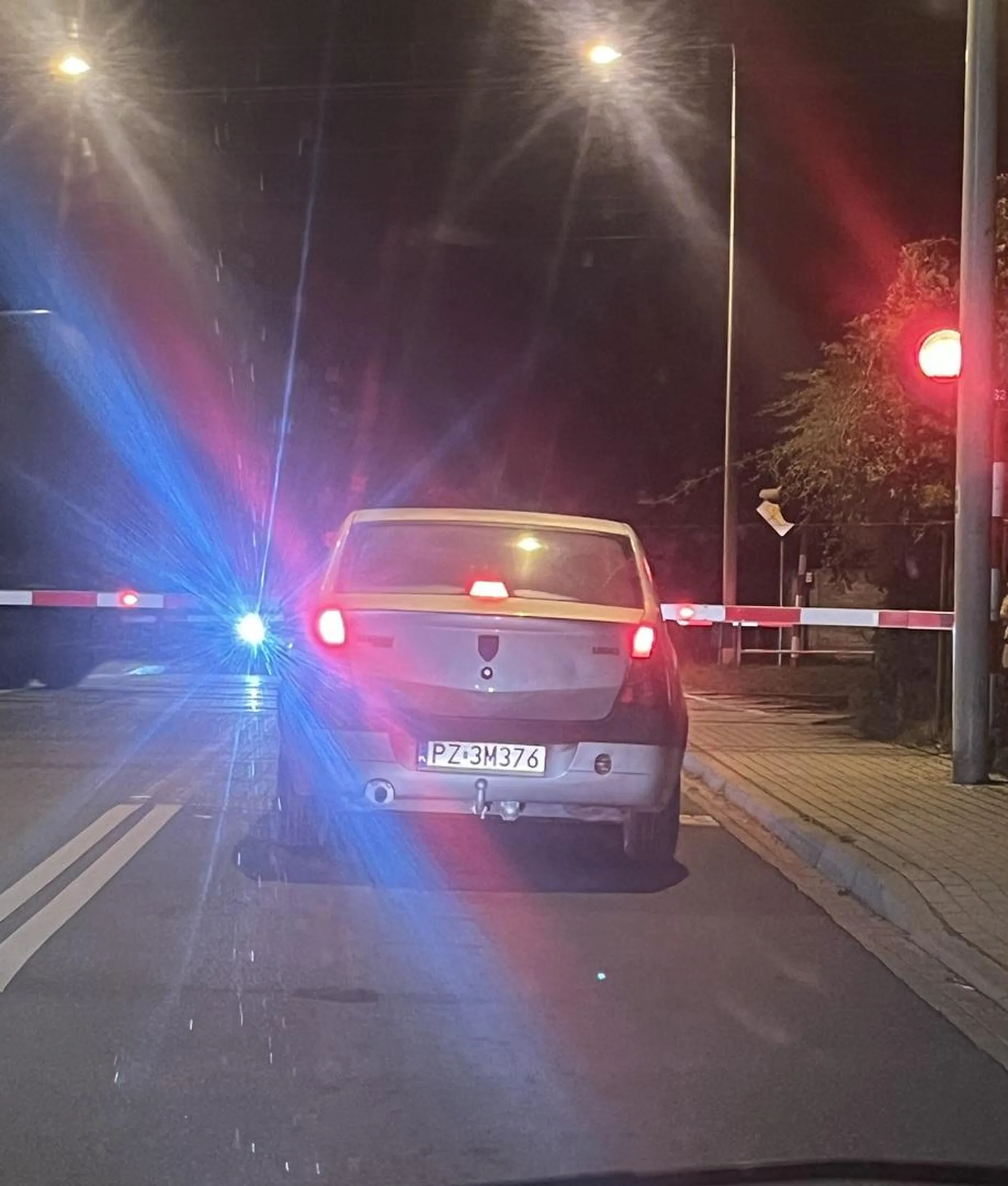 Nagminne łamanie wszelkich przepisów, wyprzedzanie na podwójnej ciągłej bezpośrednio przed przejściem dla pieszych, na zakazie wyprzedzania. Prędkość w terenie zabudowanym przynajmniej 100km, a w środku tego grata stado baranów cieszących się niewiadomo z czego. Tyle wypadków smiertelnych w kraju, a niektórym nadal brak oleju w głowie.