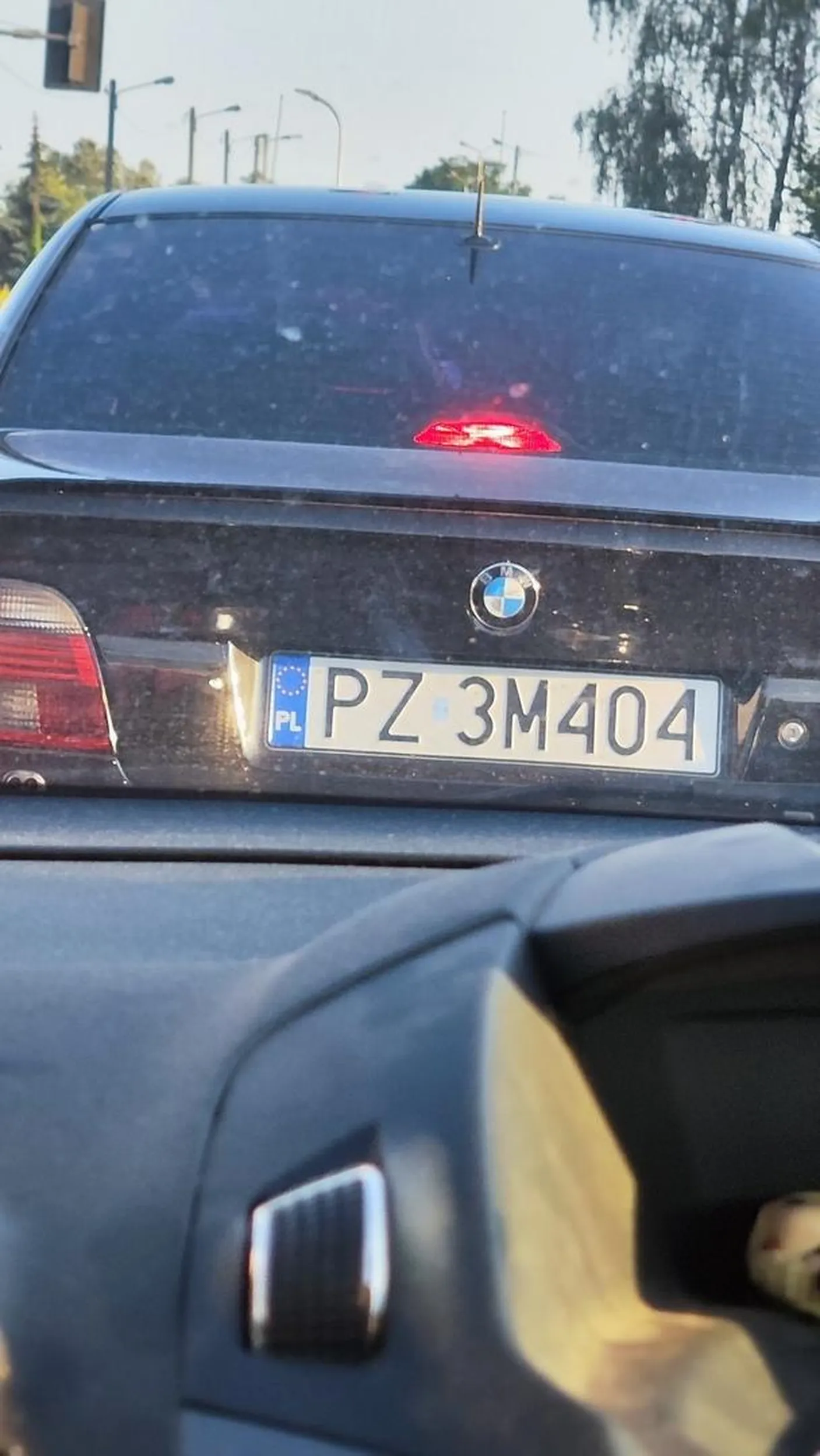 Typowy gówno gruz z Sebiksem na pokładzie wypierdalającym się kierunkowskazów.