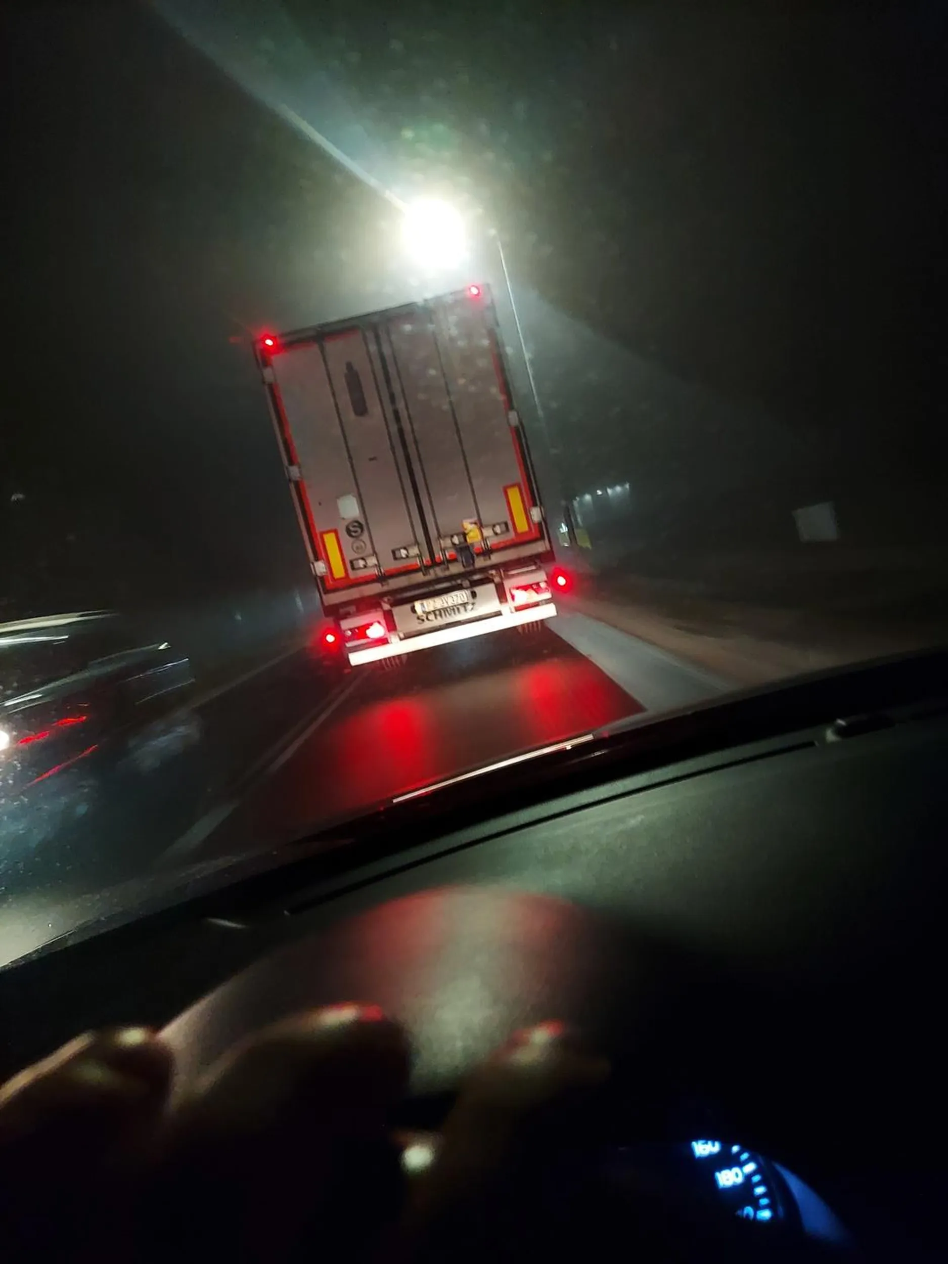 13.12.2023 zróbcie swojemu kierowcy testy na narkotyki. Wali w ciezaeowce do nosa