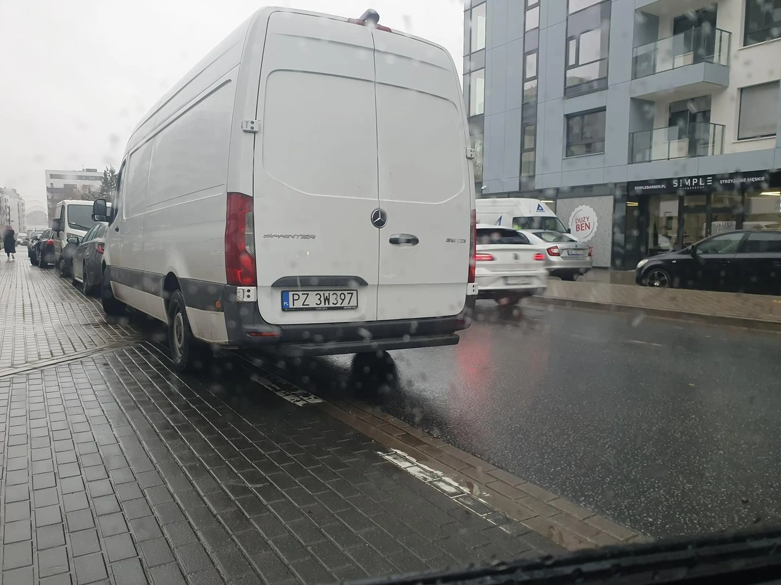 Naucz się parkować a nie zastawiasz wyjazd z posesji, tak że trzeba wyjeżdżać na ślepo