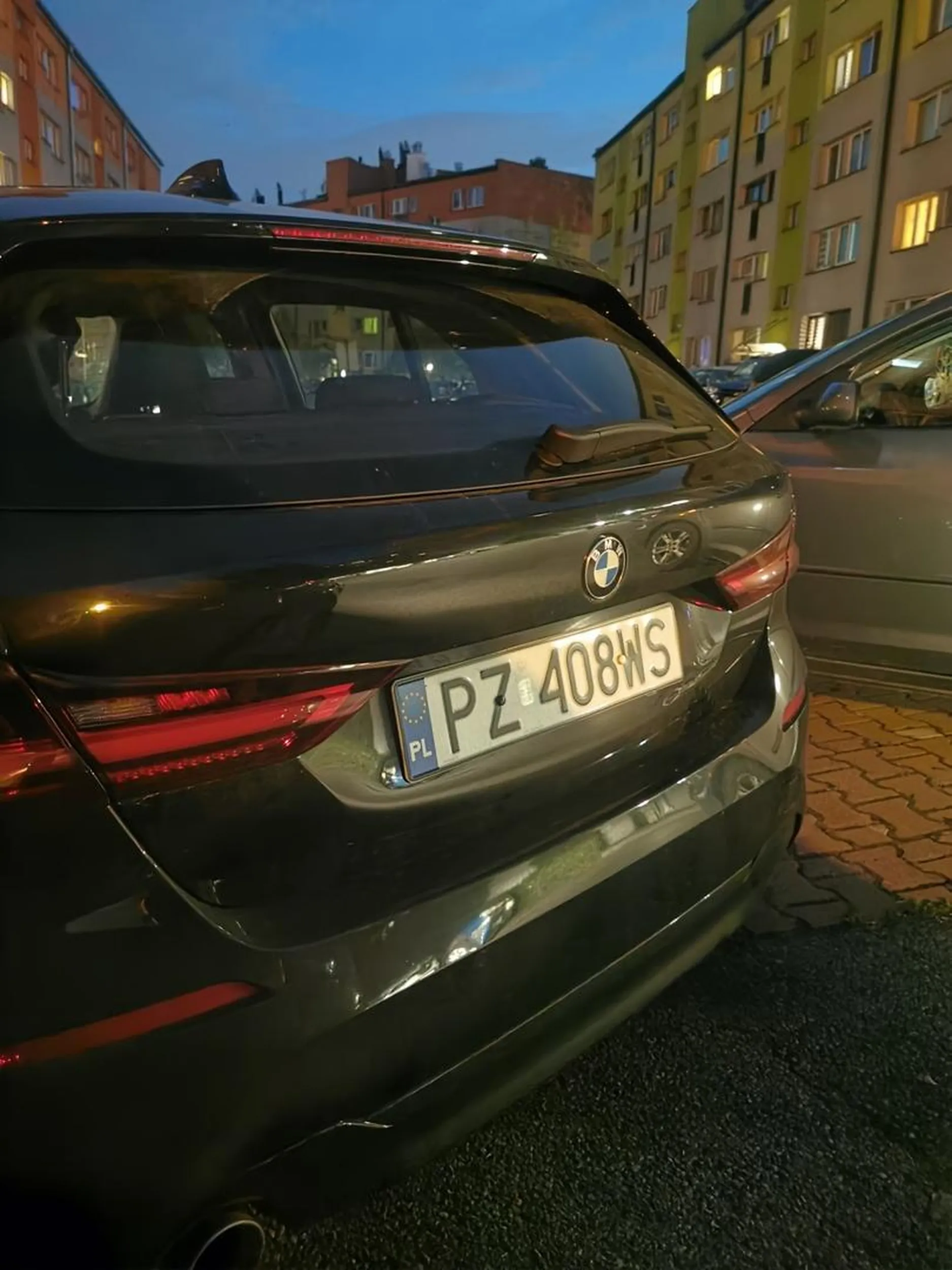 Parkowanie w połowie miejsca dla niepełnosprawnych dalej jest parkowaniem na nim