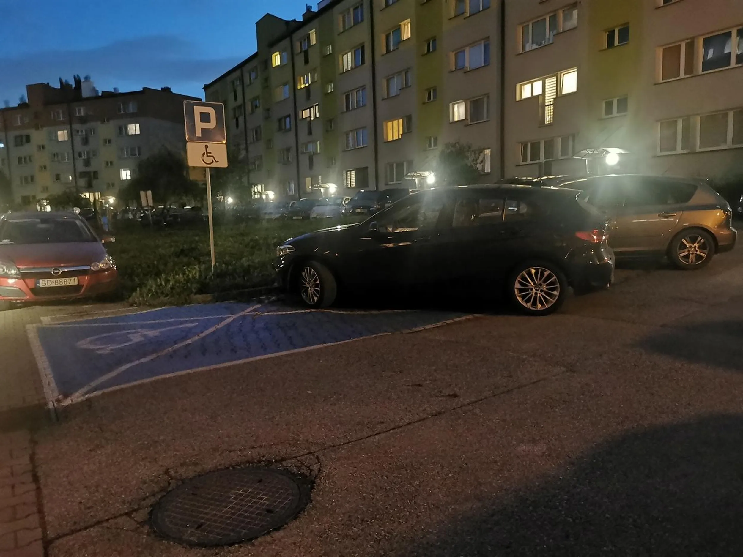 Parkowanie w połowie miejsca dla niepełnosprawnych dalej jest parkowaniem na nim