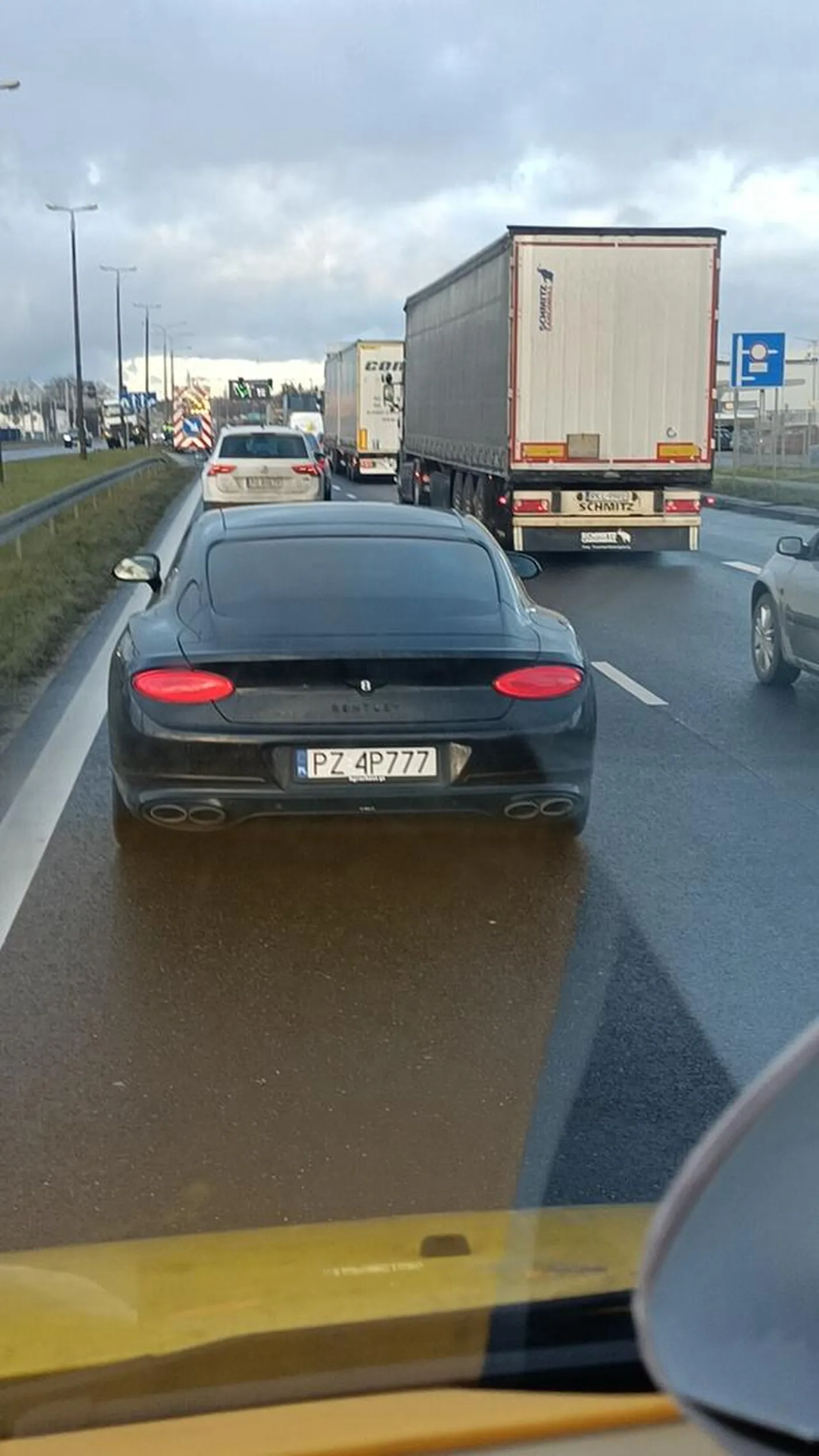 Naucz się nie blokować ani zajeżdżać drogi innym pojazdem. Widzę że mając drogie auto głupota uderza ci do głowy. A w środkowym palcem możesz sobie pogrzebać w dupie!