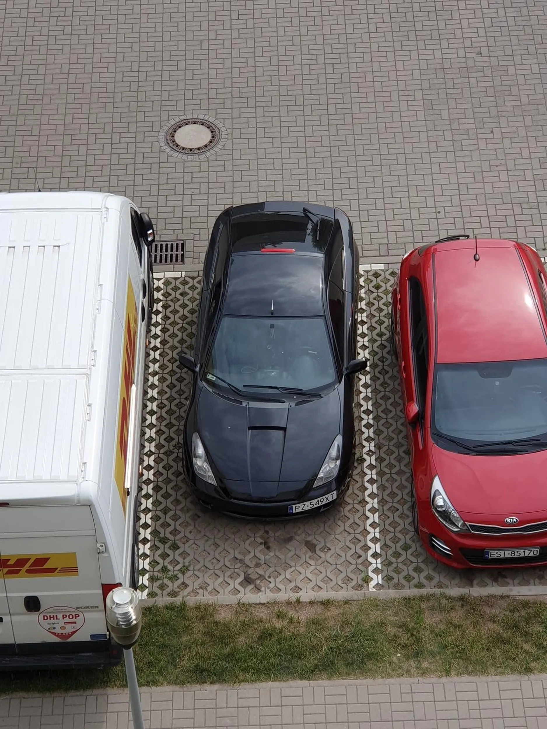 Nauczyłby się wreszcie parkować - szerokie miejsce, a parkowane na kilka razy z efektem, jak na zdjęciu. Ale najważniejsze, że wydech przerobiony, żeby wkurzać sąsiadów.