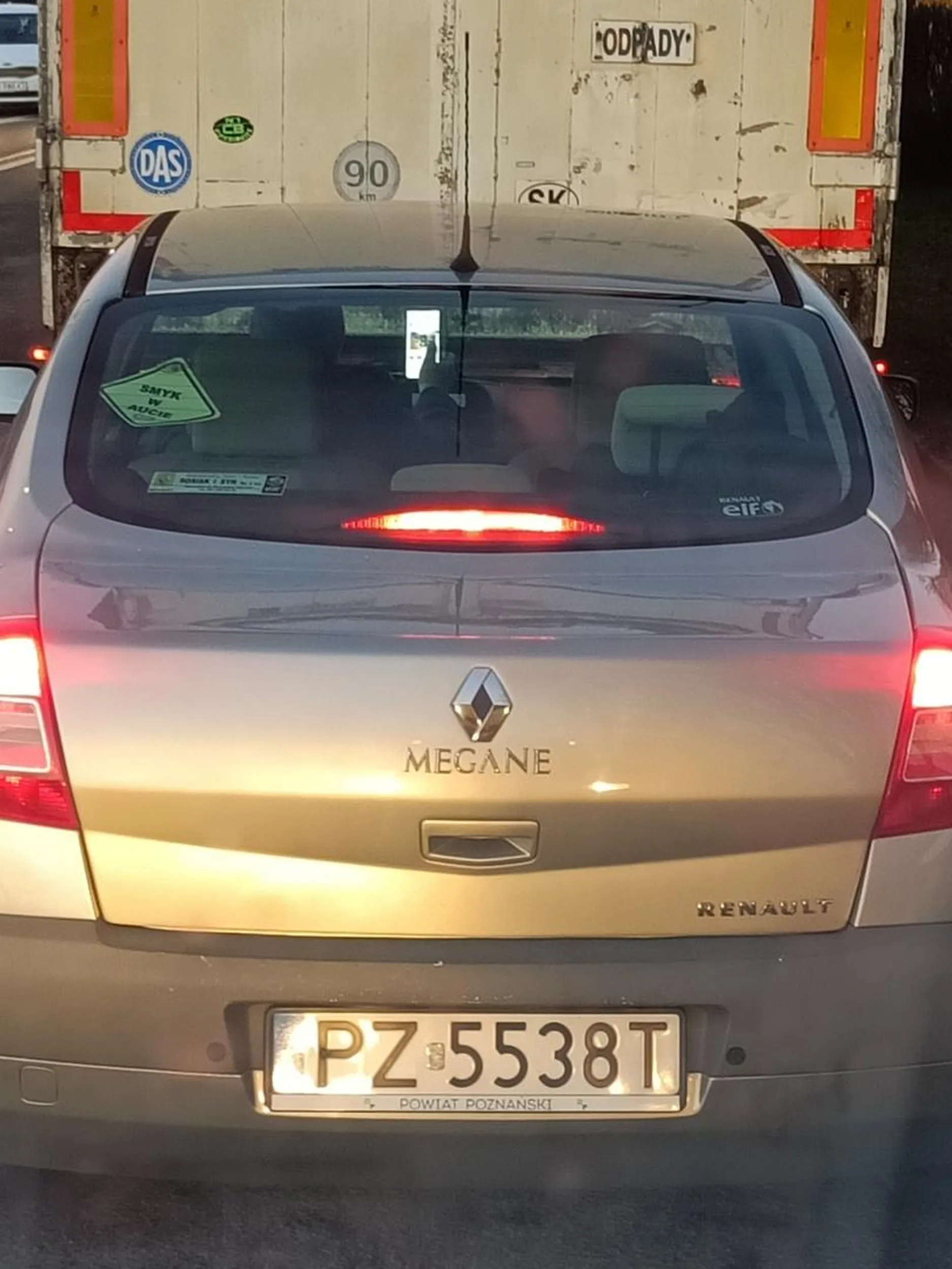 Ten Pan ma w dupie bezpieczeństwo swoje i innych. Przeglądanie telefonu jest najważniejsze!