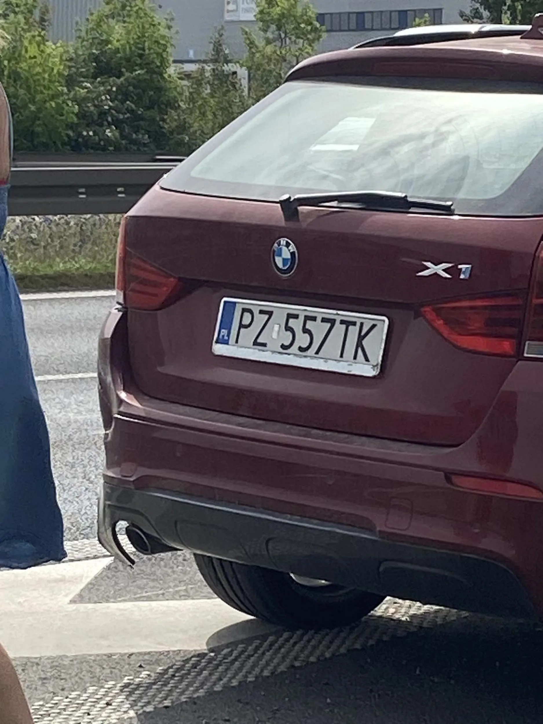 Rozmawiająca blondynka przez telefon w BMW x1 wyjechała nie patrząc w lusterka bardzo nie pozdrawiam