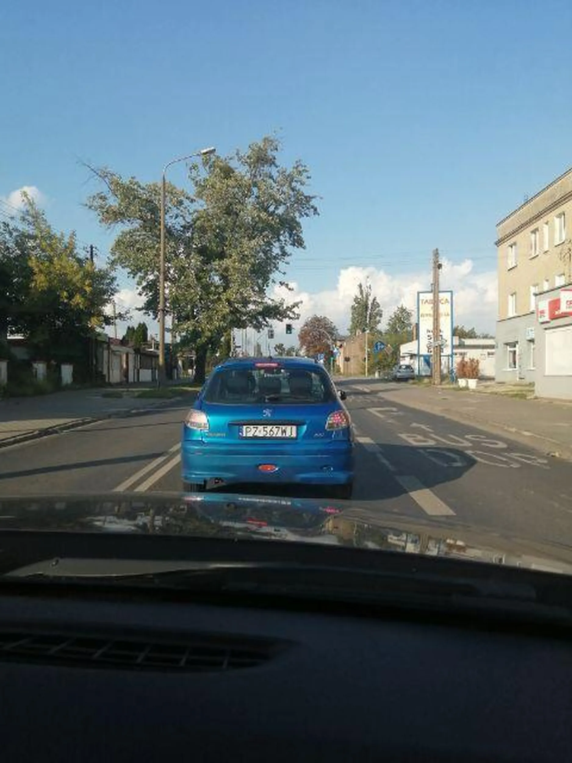 Burak jeździ niesprawnym złomem zajeżdża drogę, jeździ na włączonych awaryjnych(prawdopodobnie nie ogarnia tego). Sprawia wrażenie niepoczytaplnego.