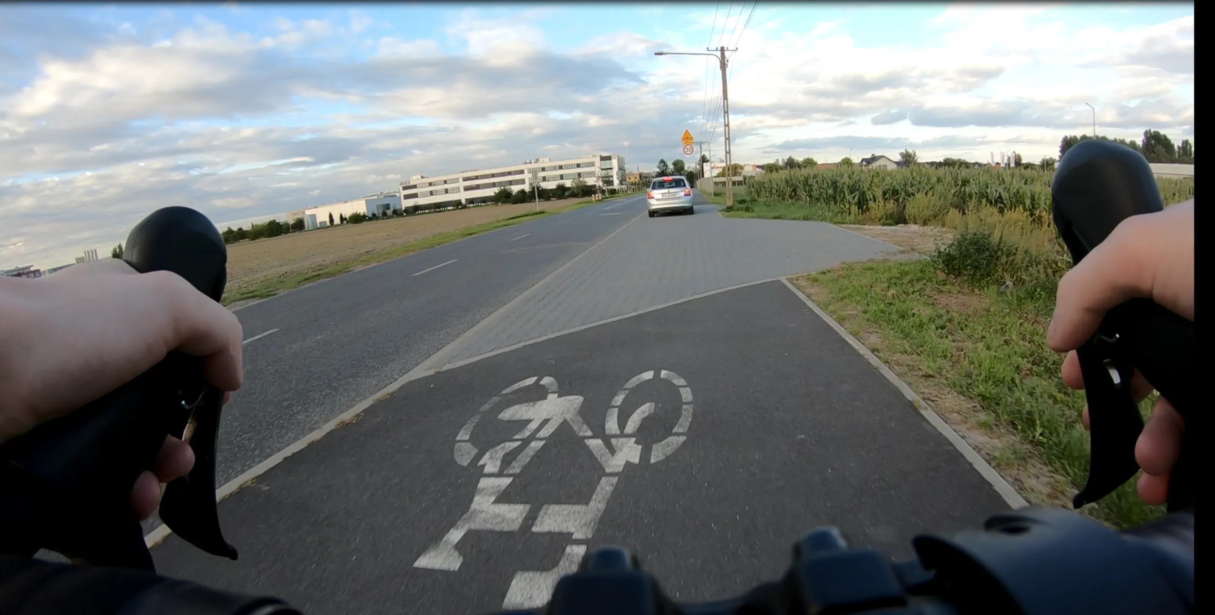 totalna idi0tka ... stawanie na ścieżce rowerowej a następnie zajechanie drogi na rondzie ...