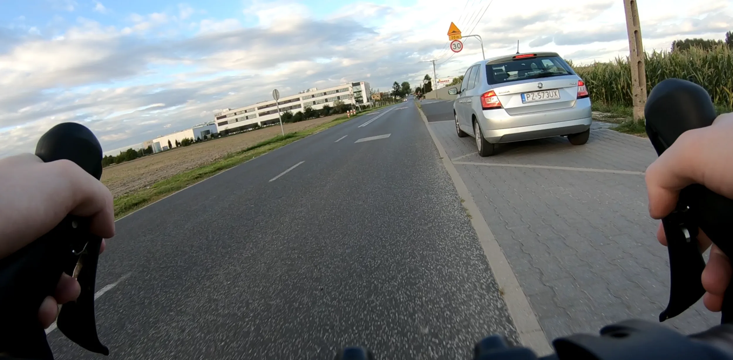 totalna idi0tka ... stawanie na ścieżce rowerowej a następnie zajechanie drogi na rondzie ...