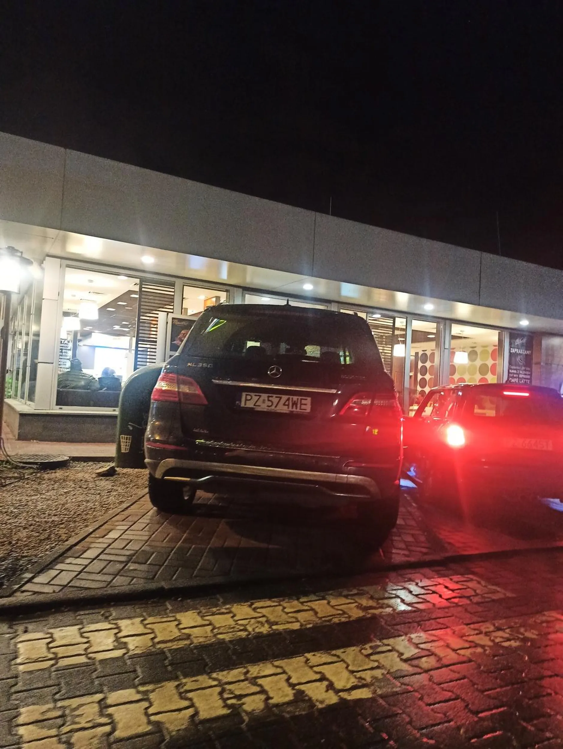 Mam mercedesa, parkuje gdzie chce, jem w najdroższej restauracji