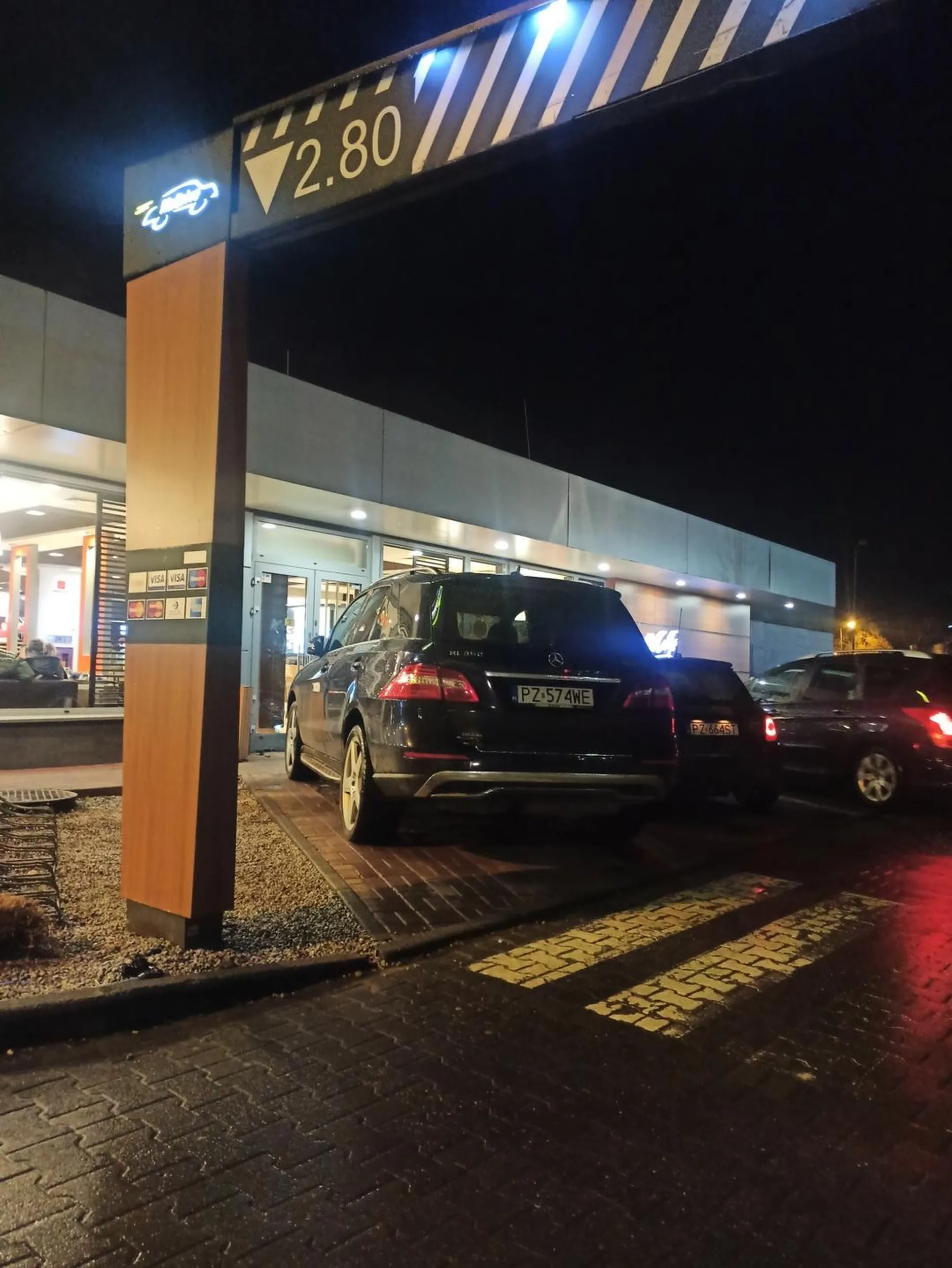 Mam mercedesa, parkuje gdzie chce, jem w najdroższej restauracji