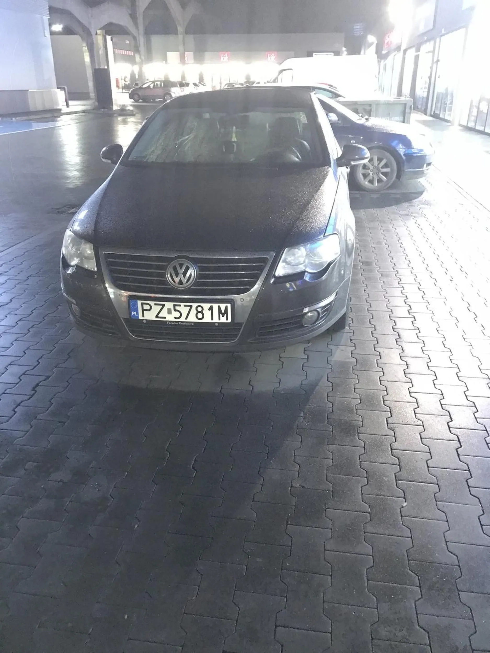 Mistrzostwo parkowania w poprzek, trzy miejsca zajęte