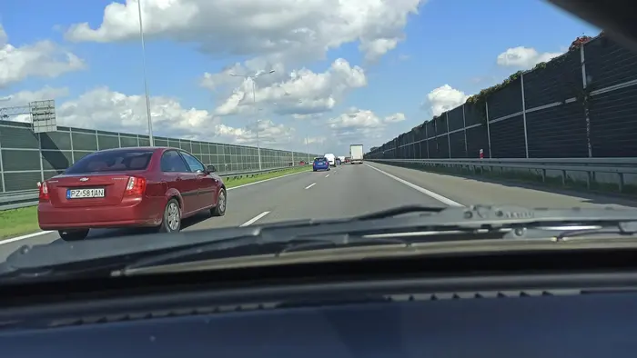 ciągle jechał lewym pasem blokując ruch, a jednocześnie wyprzedzał w agresywny sposób z prawej strony specjalnie zwiększając na chwilę prędkość by mieć okazję kogoś pospieszyć, pajac jak ich mało. Miałem go w zasięgu wzroku z 2min podczas których zdążył odwalić jakąś sztukę jeszcze 5 innym uczestnikom ruchu