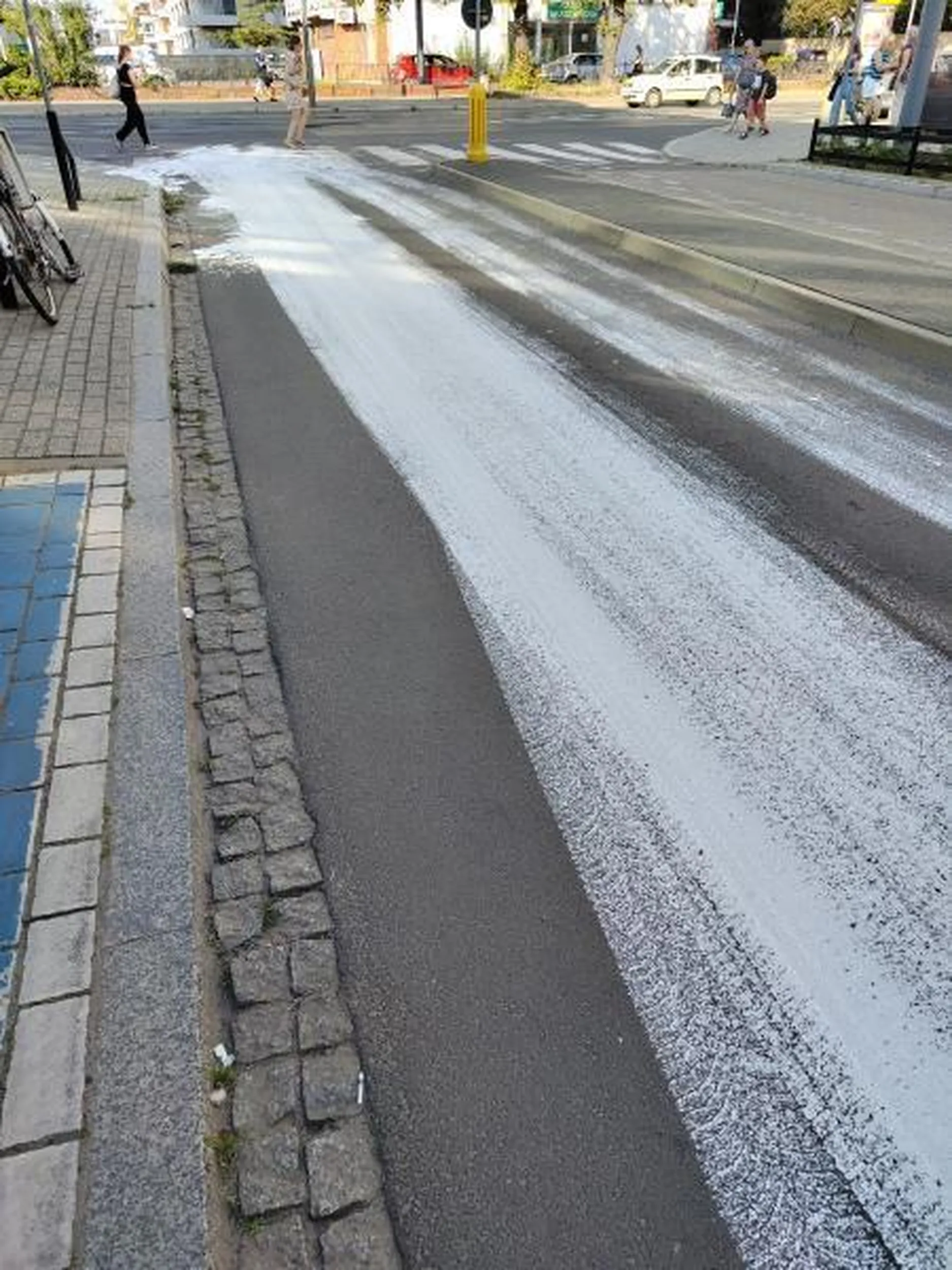 Auto firmy remontowej zgubiło farbę przez otwarty bagażnik i odjechało, jezdnia zabrudzona oraz kilkanaście osób ubrudzonych farba