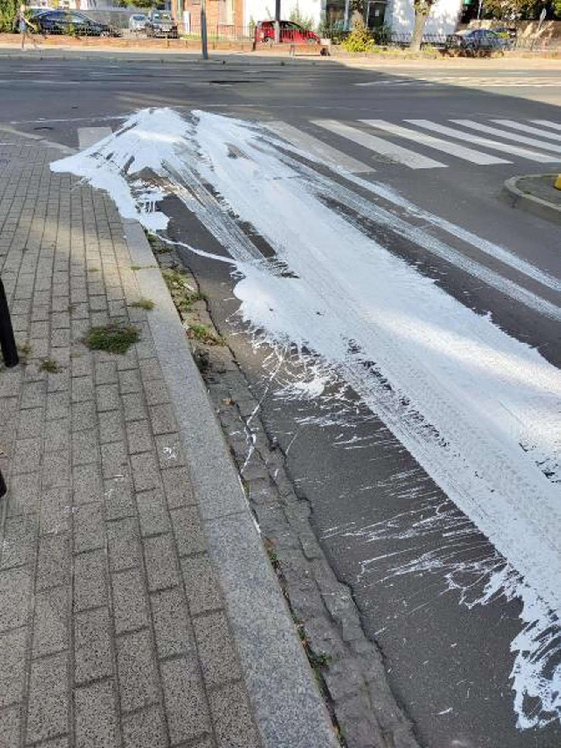 Auto firmy remontowej zgubiło farbę przez otwarty bagażnik i odjechało, jezdnia zabrudzona oraz kilkanaście osób ubrudzonych farba