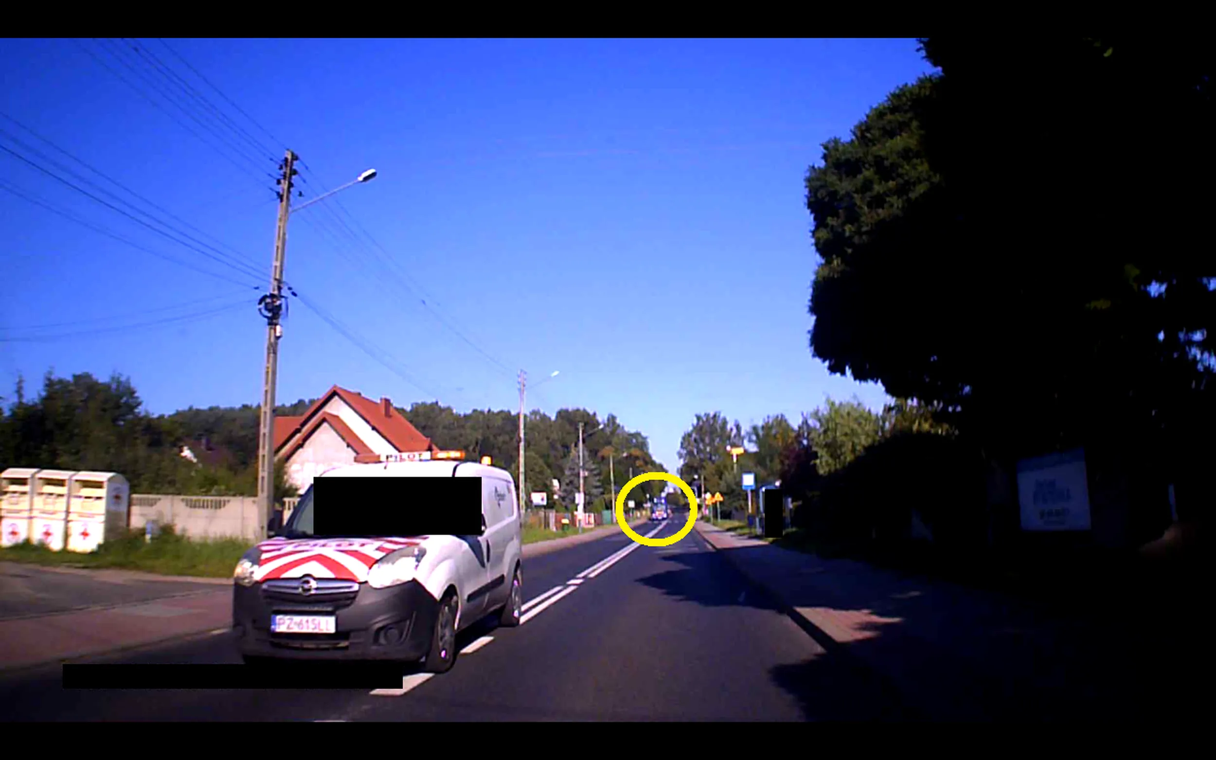 Bar*nie to, że masz uprawnienia pilota, to nie oznacza, aby je nadużywać! Najpierw jechałeś środkiem jezdni, a później miałeś ochotę znów zjechać na mój pas! Nie wiem, czy wiesz, że konwój, który prowadziłeś nie przekroczył, choćby na milimetr podwójnej linii ciągłej wręcz przeciwnie idealnie mieścił się na swoim pasie w porównaniu do Ciebie! Nawet pojazd uprzywilejowany musi zachować ostrożność, a jeśli również nie wiesz, to Ty pojazdem uprzywilejowanym NIE JESTEŚ! Pojazd: OPEL COMBO VAN 1,6 CDTI