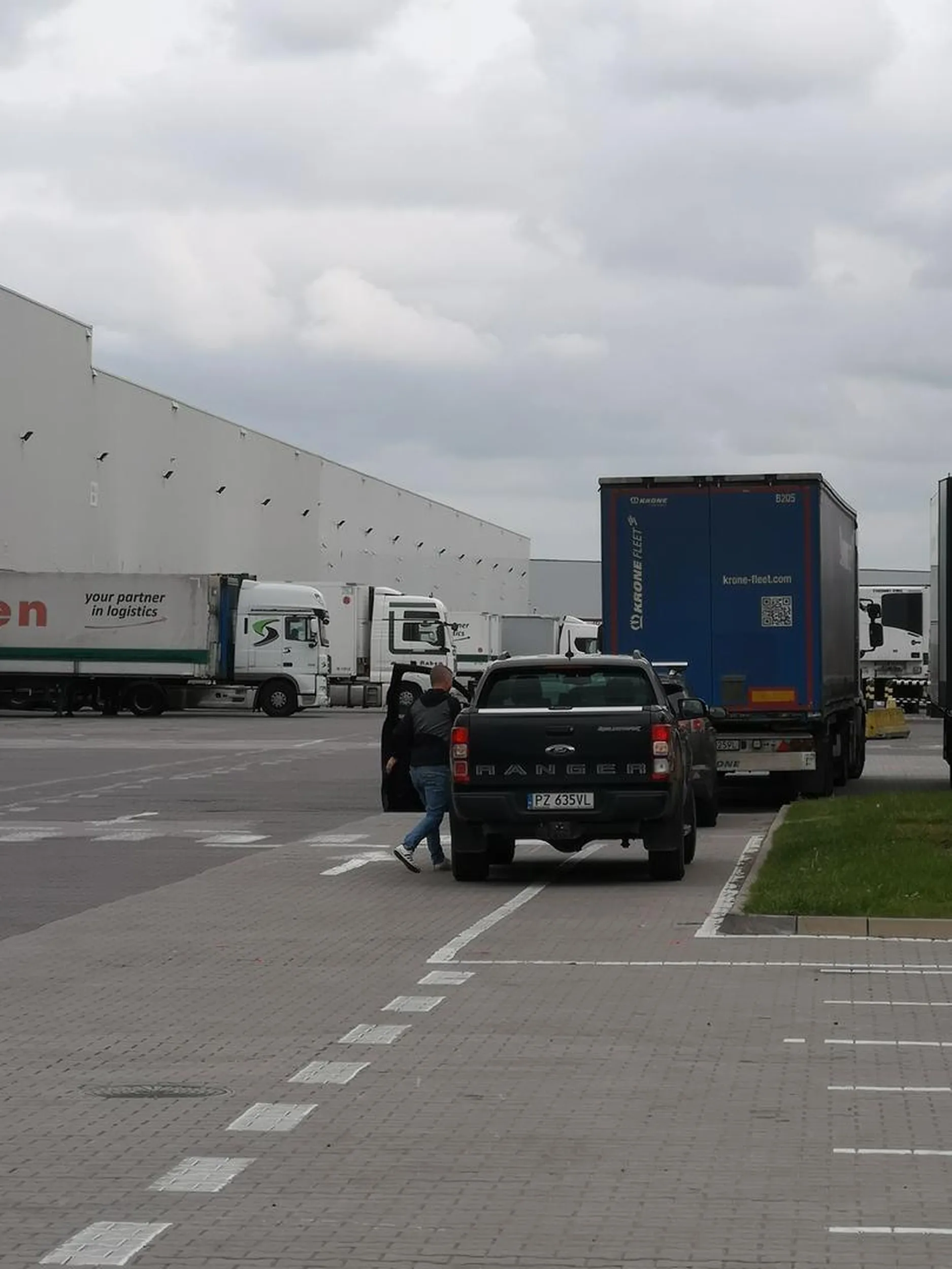 Zastawia przejścia dla pieszych na firmie.