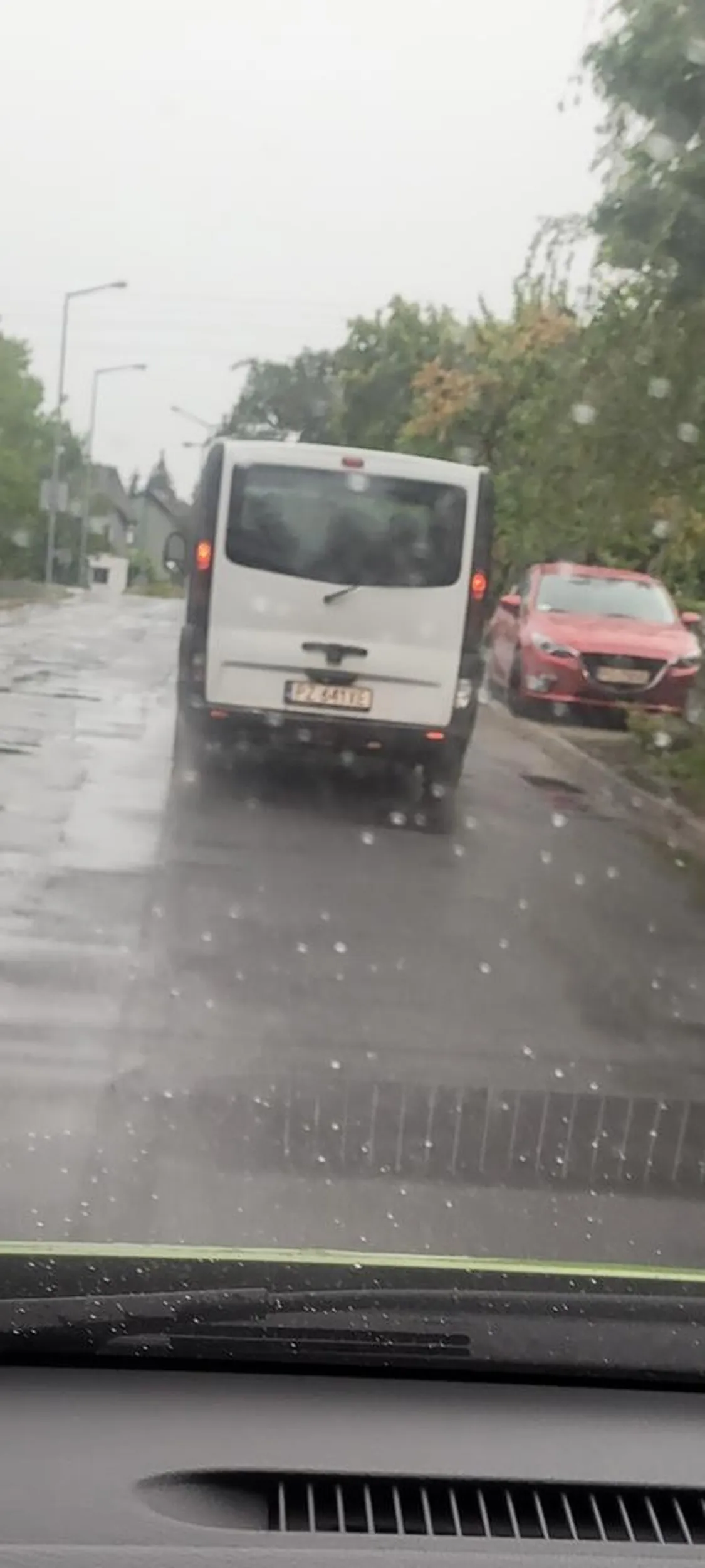 Zwykły zjeb specjalnie jeździ po wodzie żeby ludzia garaże pozalewac !