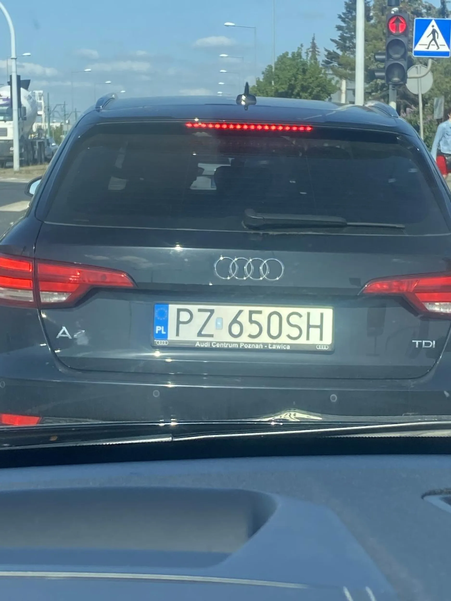 Kierowca nie używa lusterek. Nie spojrzał się, czy może zmienić pas na linii ciągłej (!!) przez co wymusił mi pierwszeństwo. Ledwo udało mi się wyhamować, był totalnie nie świadomy zagrożenia jakie stworzył.