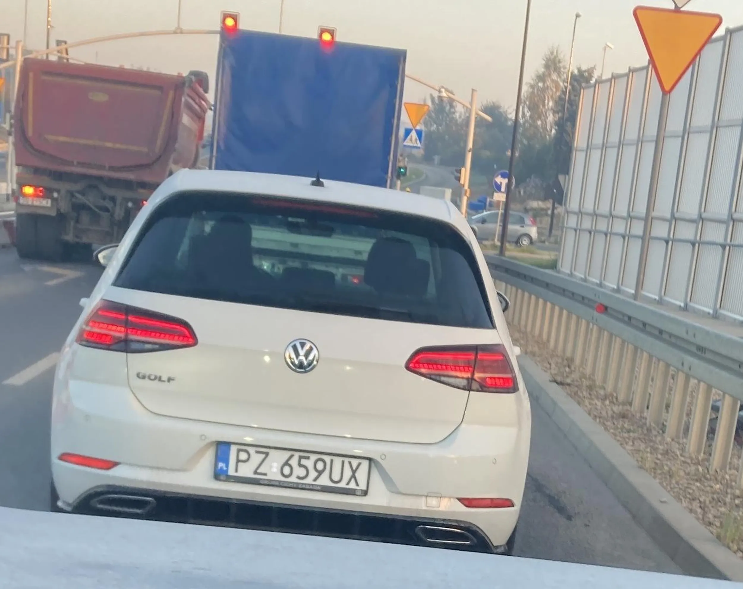 Wyprzedzanie w miejscach niebezpiecznych, znaczne przekraczanie prędkości i dziwne manewry.