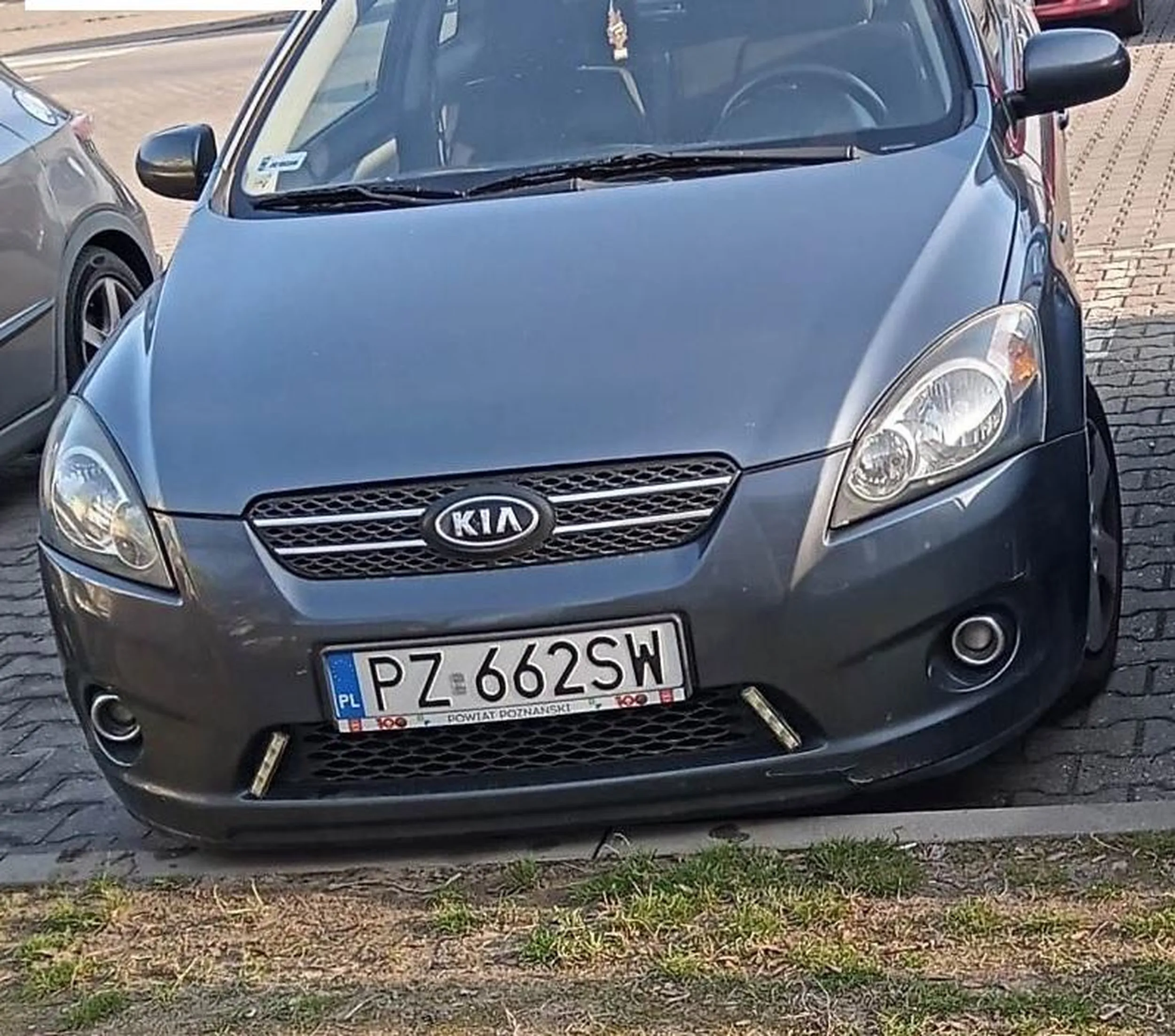 Parkowanie na gościnnych występach, pomimo wyznaczonych stanowisk. Ryzyko kolizji, obicia drzwiami samochodów obok prawidłowo zaparkowanych.