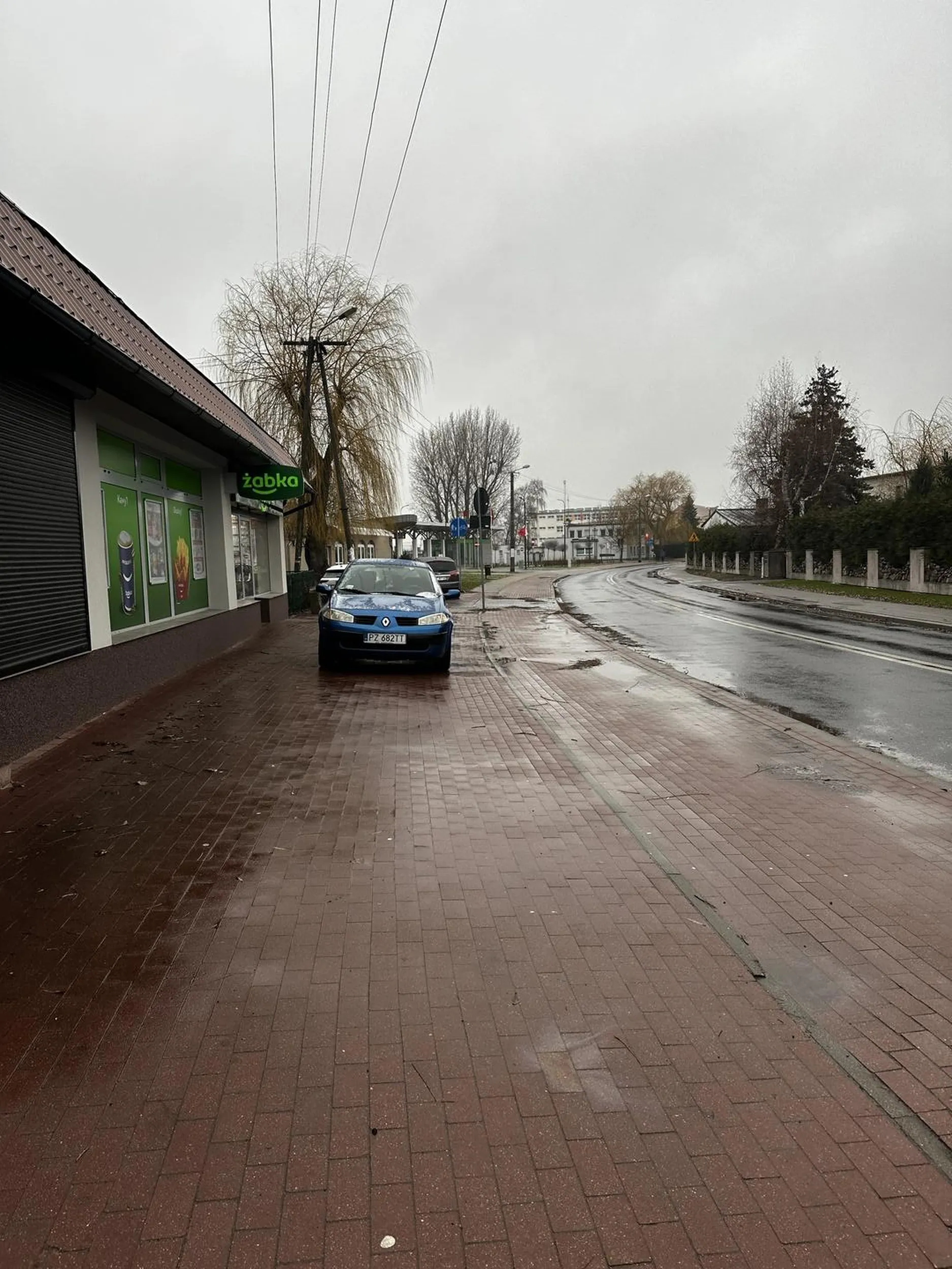 Parkowanie na chodniku. Stwarza zagrożenie dla pieszych.