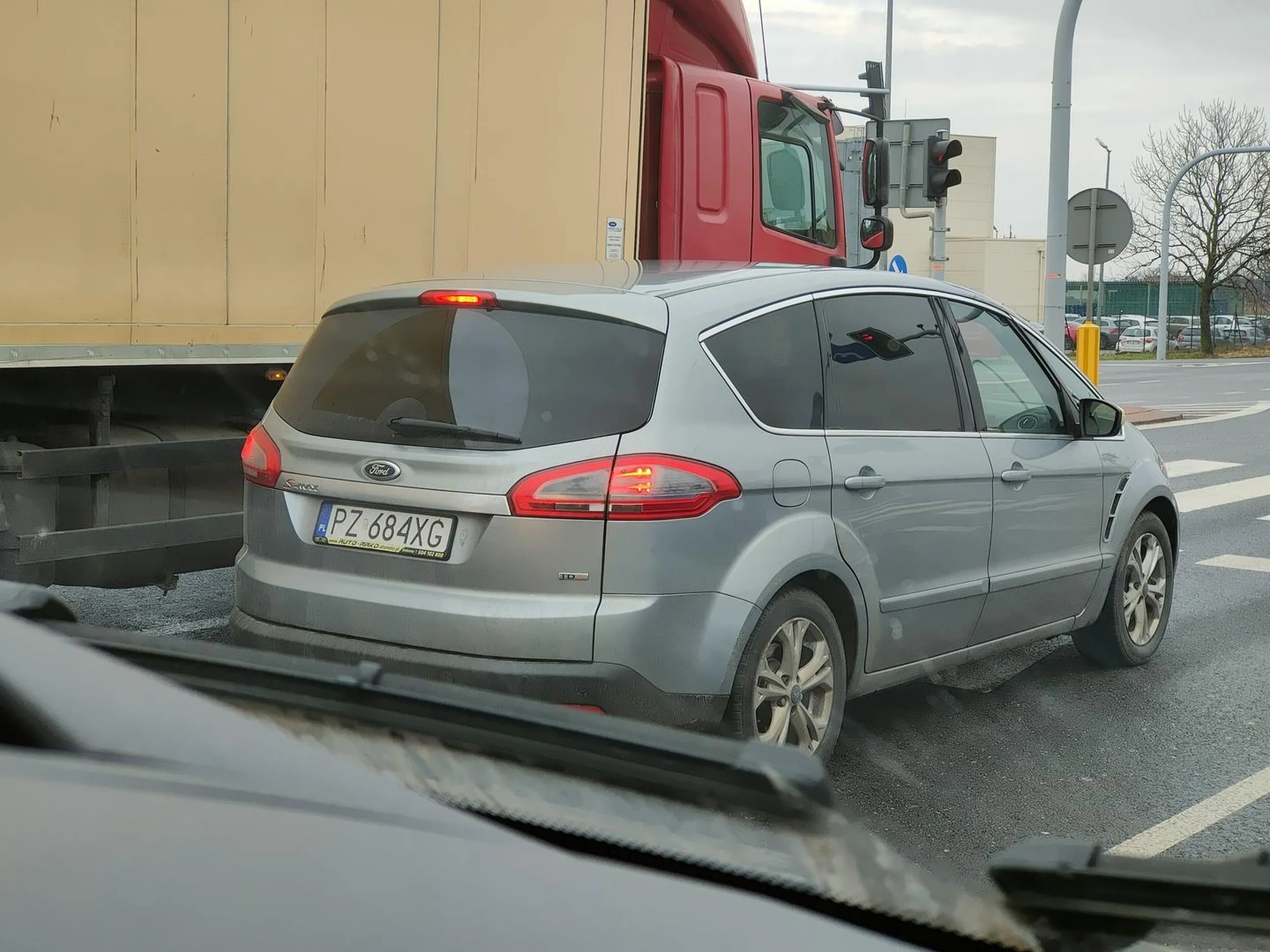 Kierowca Forda usilnie próbuje wywołać zagrożenie na lewym pasie. Przyspiesza i nagle hamuje gdy tylko pojawia się za nim inny pojazd. Co więcej sygnalizuje manewry zmiany pasa kiedy w połowie jest już na pasie sąsiednim.