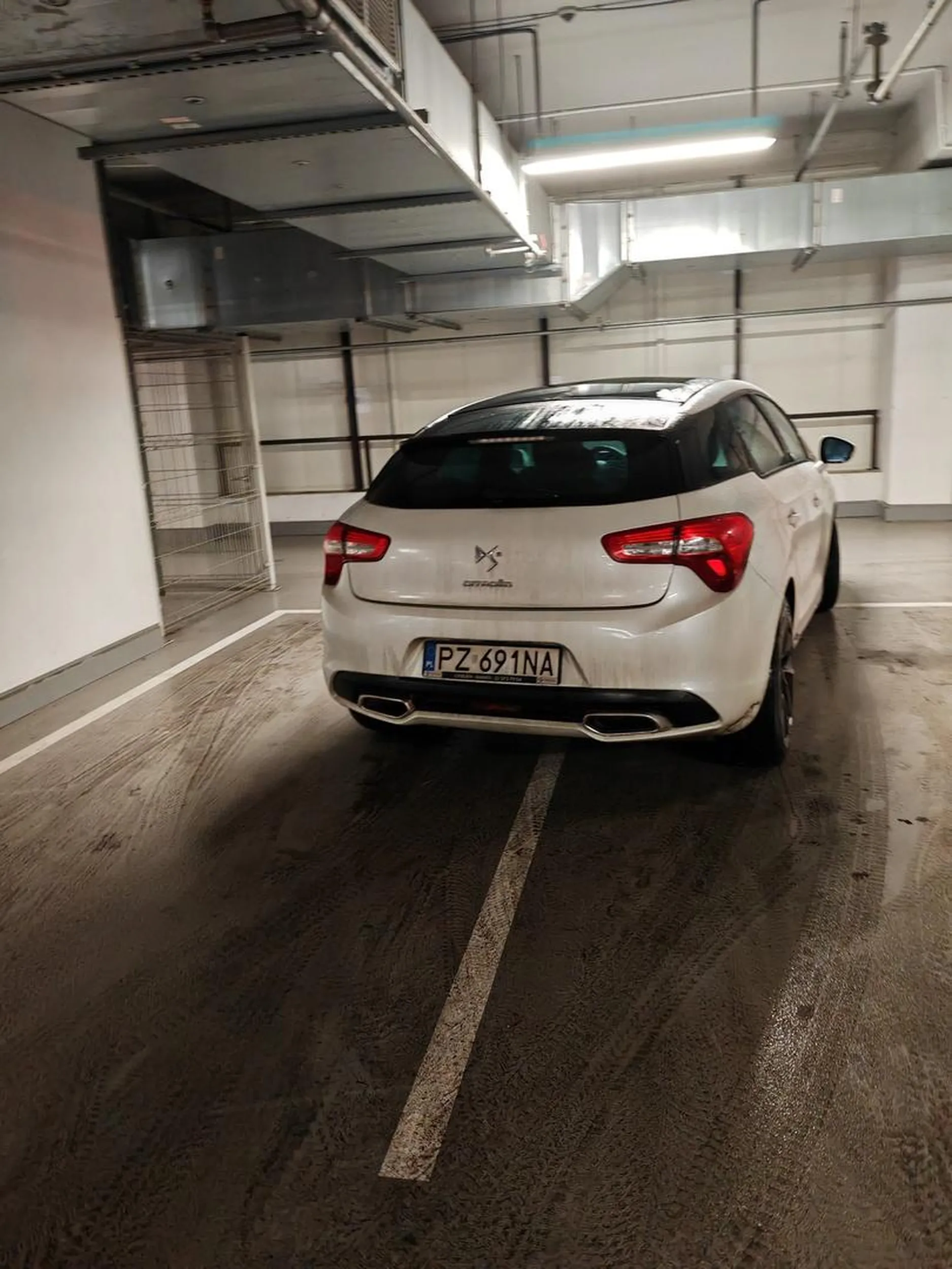 Droga pani, proszę nauczyć się parkować, a nie jak święta panna.