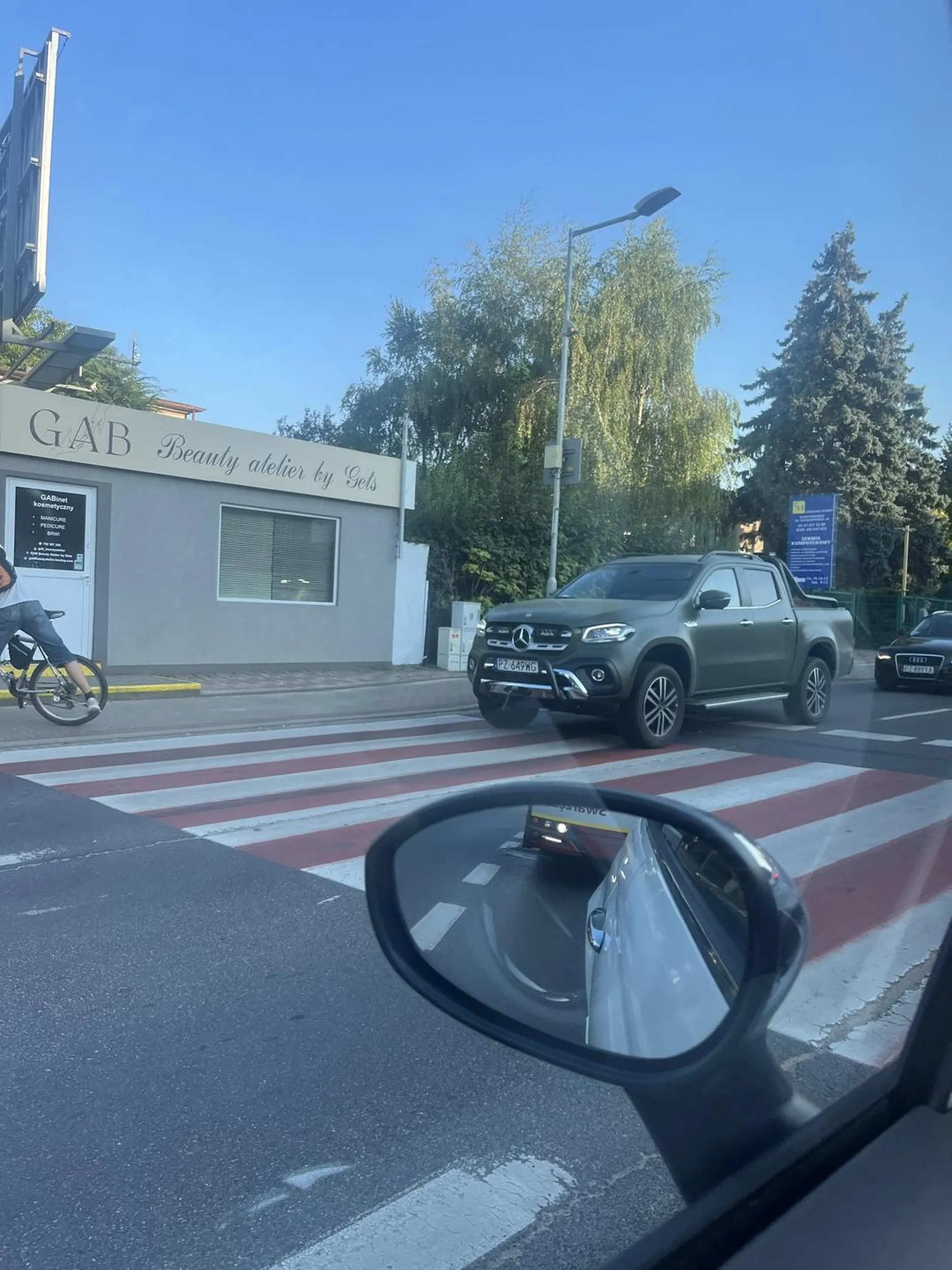 Jedzie i patrzy w telefon zamiast na drogę przez co prawie potrącił pieszego, który już znajdował się na przejściu dla pieszych. Gdyby nie czujność pieszego, źle to by się mogło skończyć…