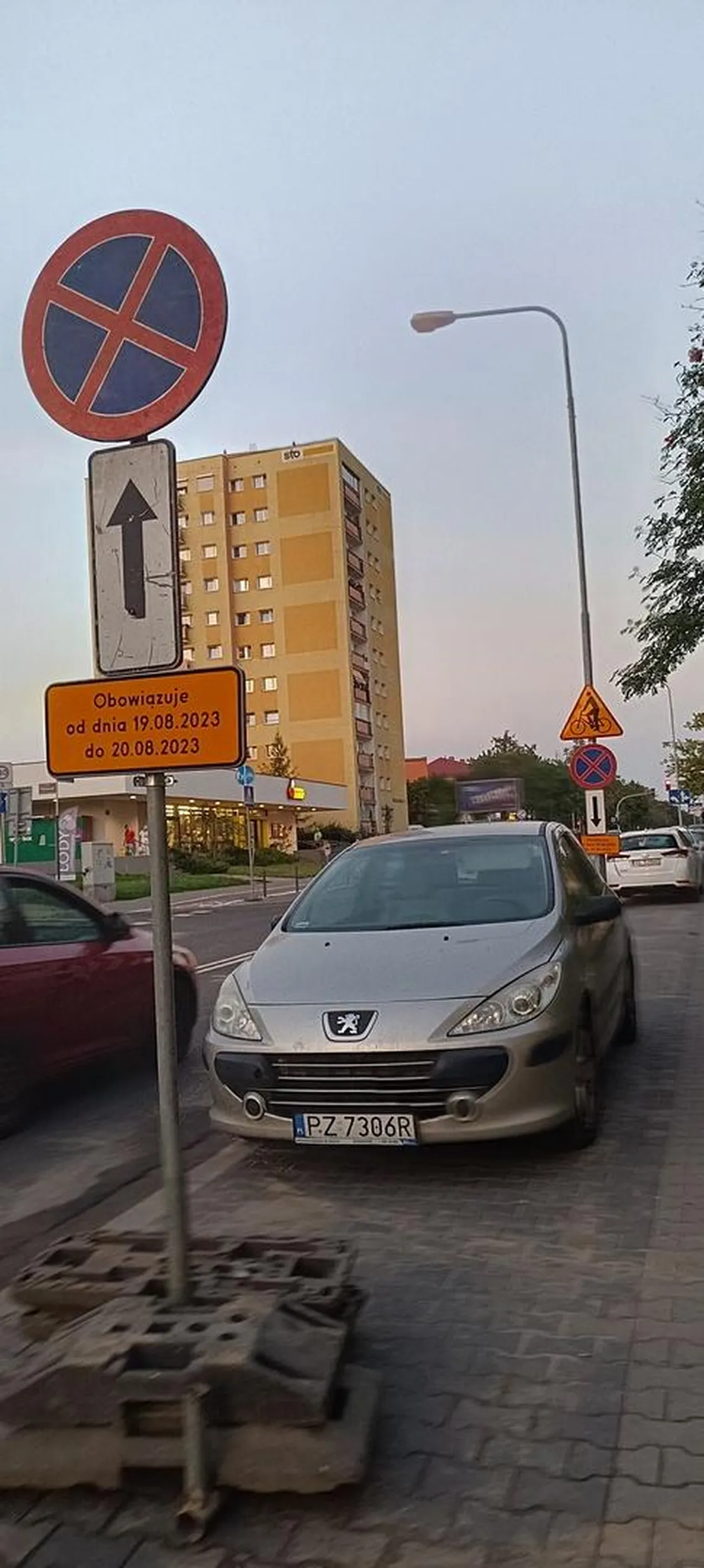 Ewidentny zakaz parkowania. Dzisiaj jest 19 sierpnia, ekipa budowlana miała problem przez ten samochód