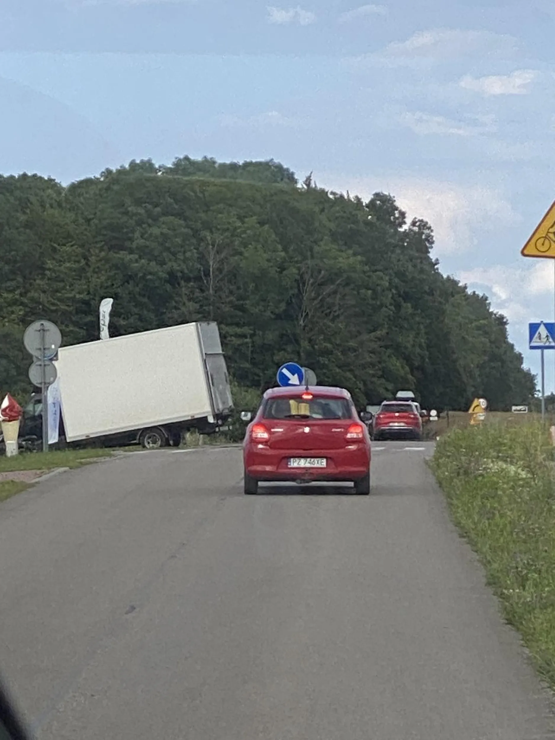 Kompletna tragedia… Kierowca cała drogę jechał 20km/h Przy czy co chwile zwalniał przed wjazdami. Jechał środkiem ulicy i szukał ewidentnie gdzie ma skręcić. Bardzo niebezpieczne rzeczy mogą się przytrafić gdy ktoś robi takie rzeczy. Proponuje nawigację….