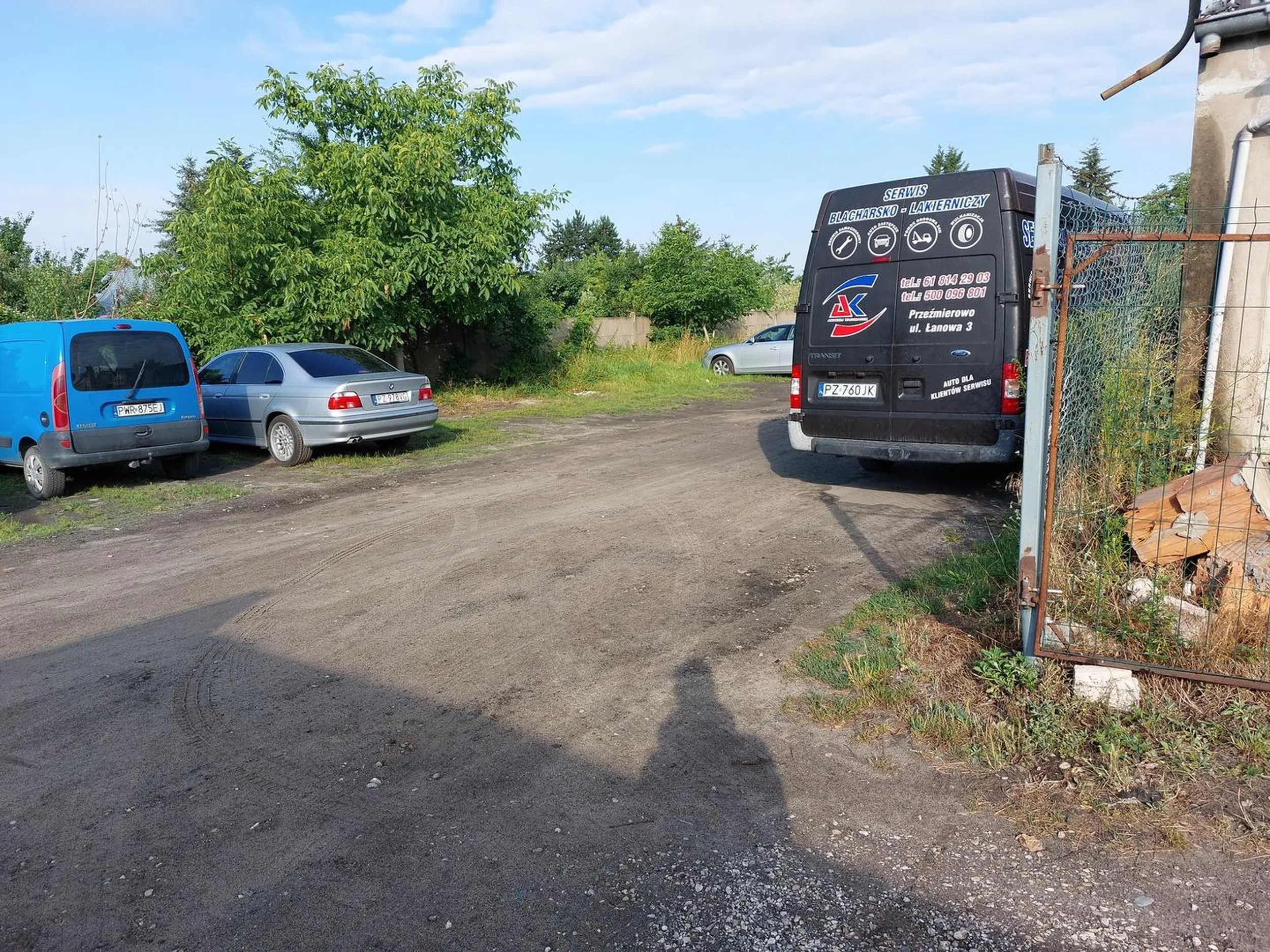 Wzdłuż drogi do ROD jest parking i wszyscy, tzn oprócz tego kierowcy tam parkują, on woli zostawiać auto na drodze, żeby inni musieli moście wielmożnego Pana wymijać...