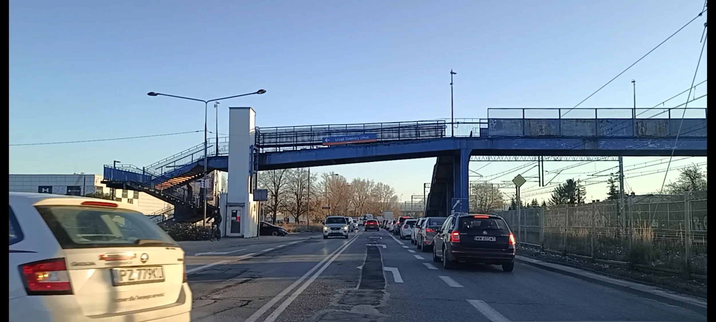 Skręt na stację benzynową orz z podwójną ciągła linię. Dobrze, Patolu, że wyrzuciłeś kierunkowskaz bo bym ci dzwona walnął z rurę.