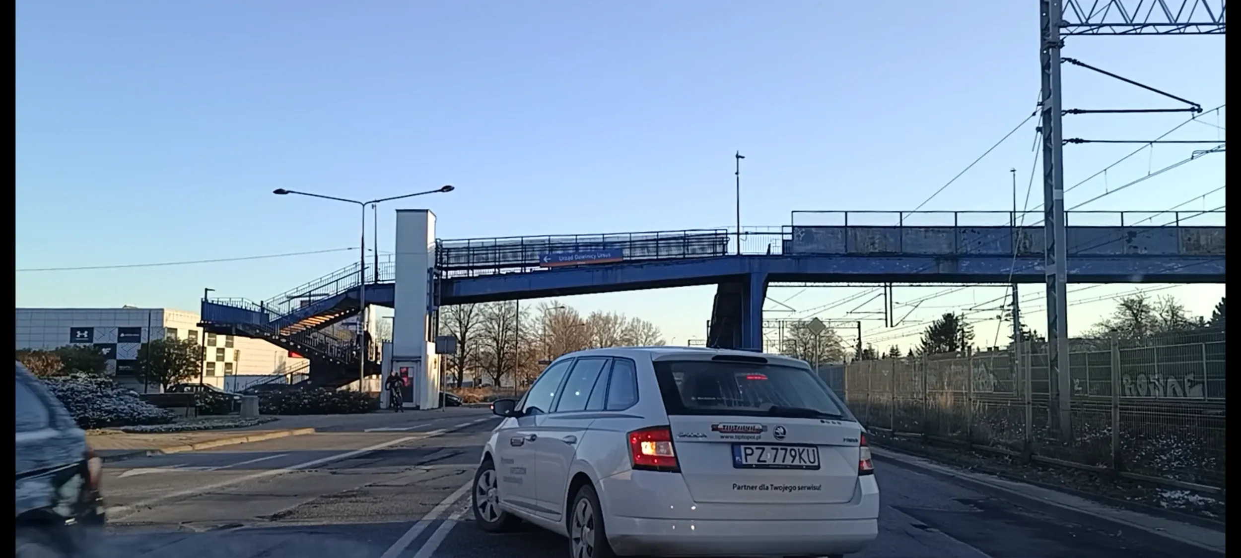 Skręt na stację benzynową orz z podwójną ciągła linię. Dobrze, Patolu, że wyrzuciłeś kierunkowskaz bo bym ci dzwona walnął z rurę.