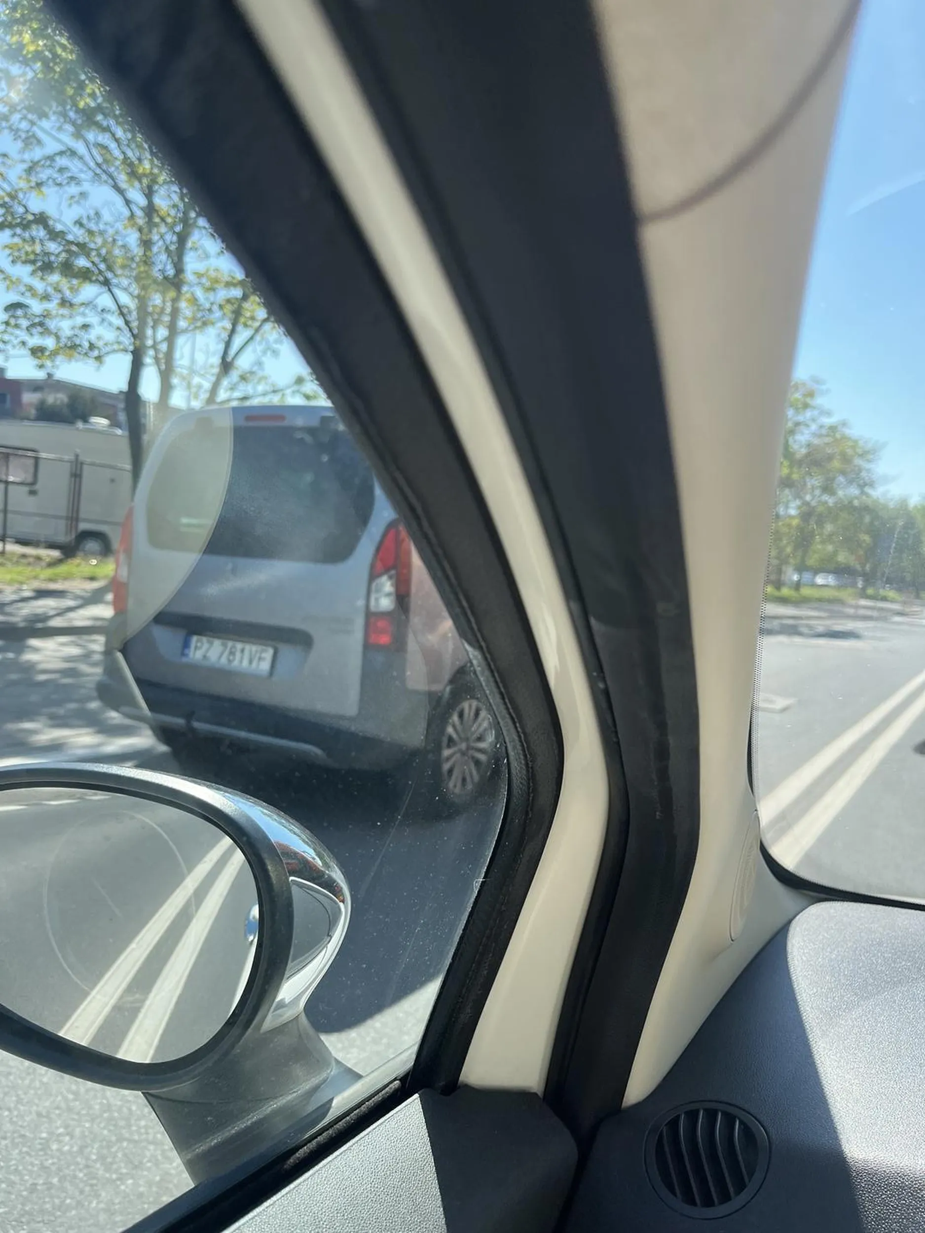 Nieprzestrzeganie znaków pionowych i poziomych, wyprzedzanie na podwójnej ciągłej