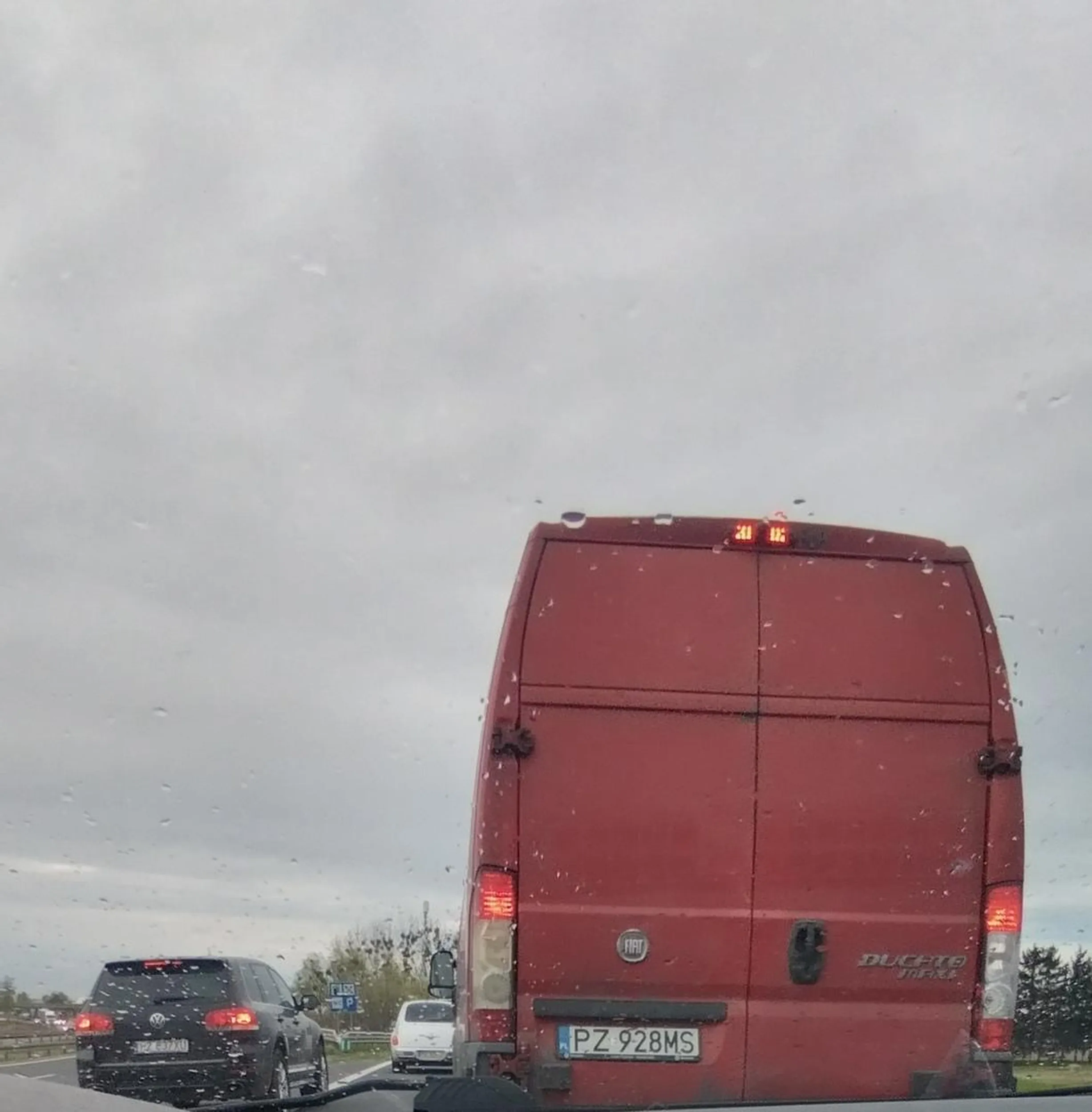 Nie potrafi stac w korku jak inni ludzie tylko wjezdza przez linie ciagla