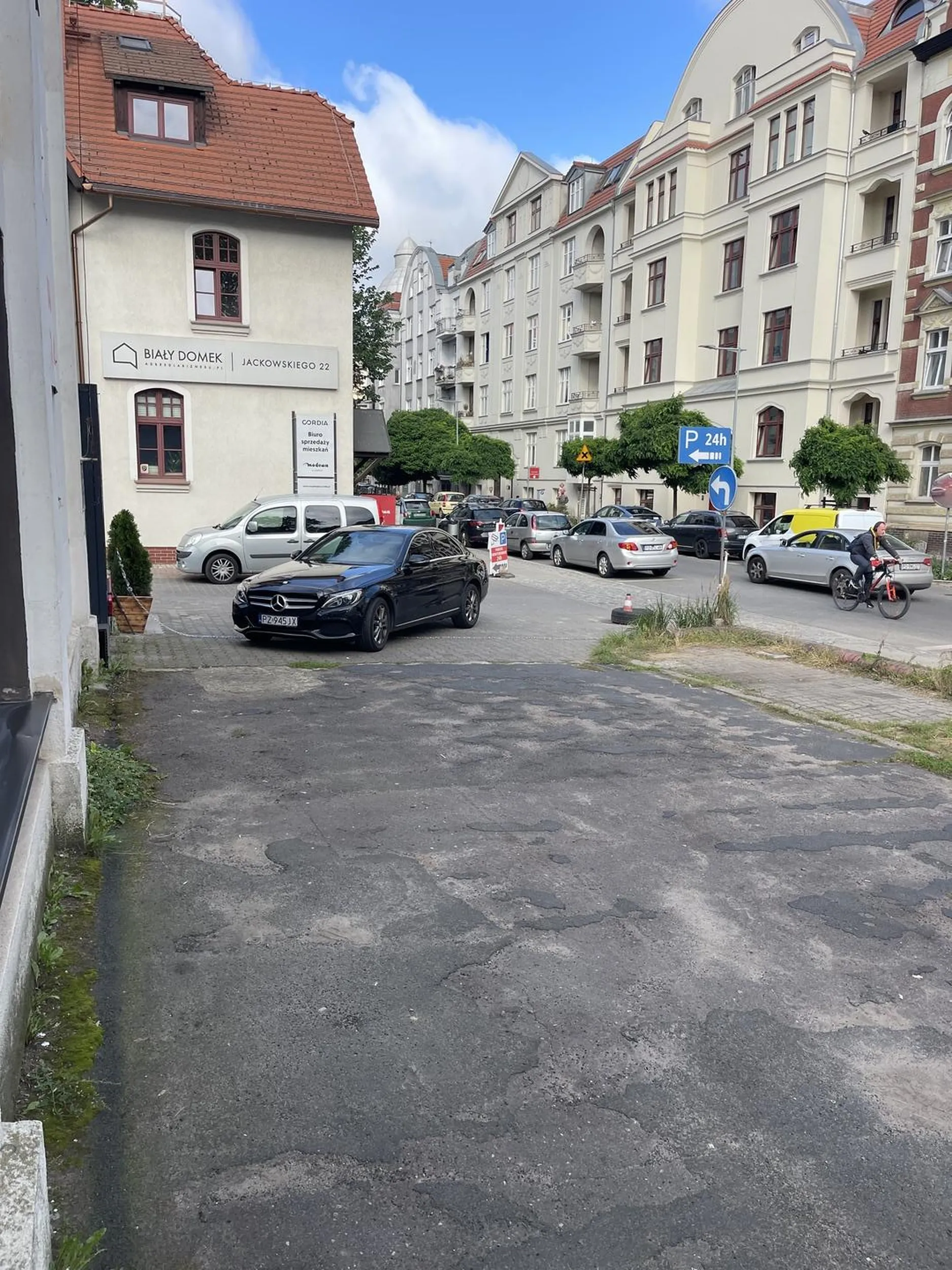 Cesarz parkingów zastawił elegancko cały wjazd na parking. Nie pozdrawiam