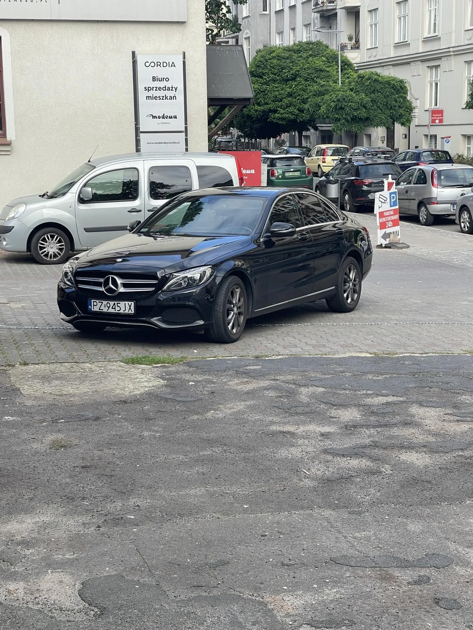 Cesarz parkingów zastawił elegancko cały wjazd na parking. Nie pozdrawiam