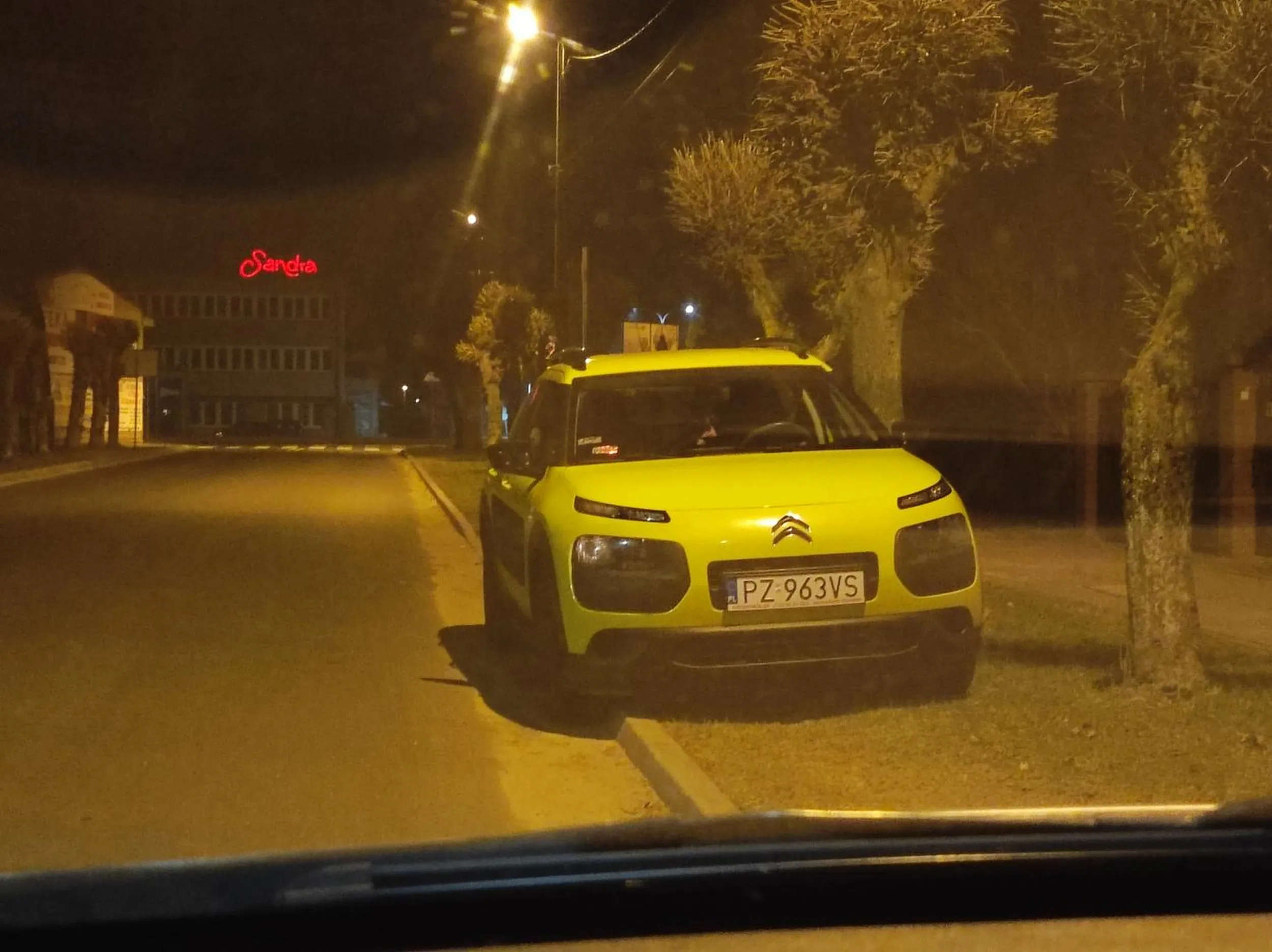 Parkowanie dosłownie na skrzyżowaniu i to nie pierwszy raz kierowcy tego samochodu zdarzyło się w tym miejscu. Poddębice, ul. Północna.